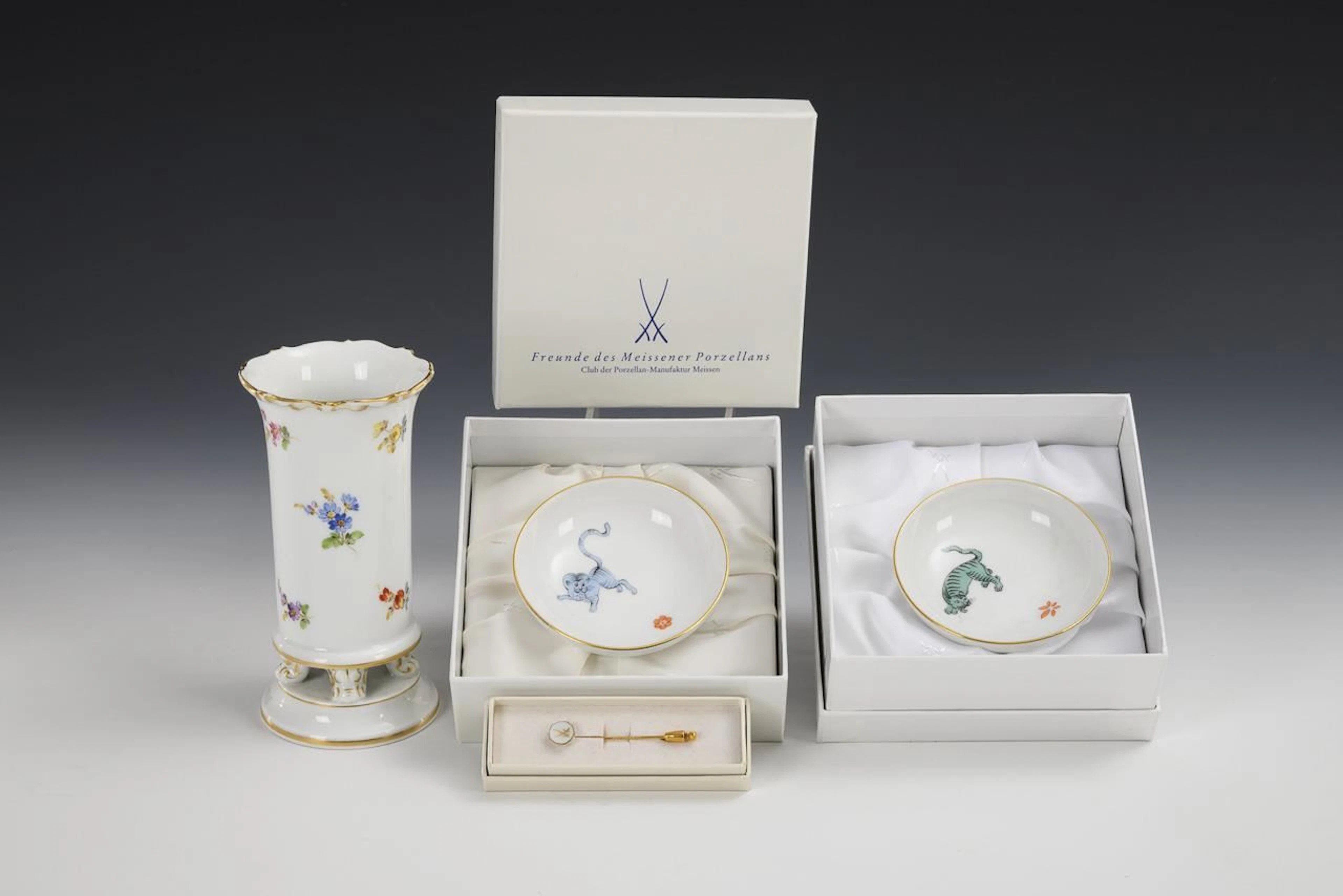 Vase, 2 small bowls, and a brooch. Meissen.