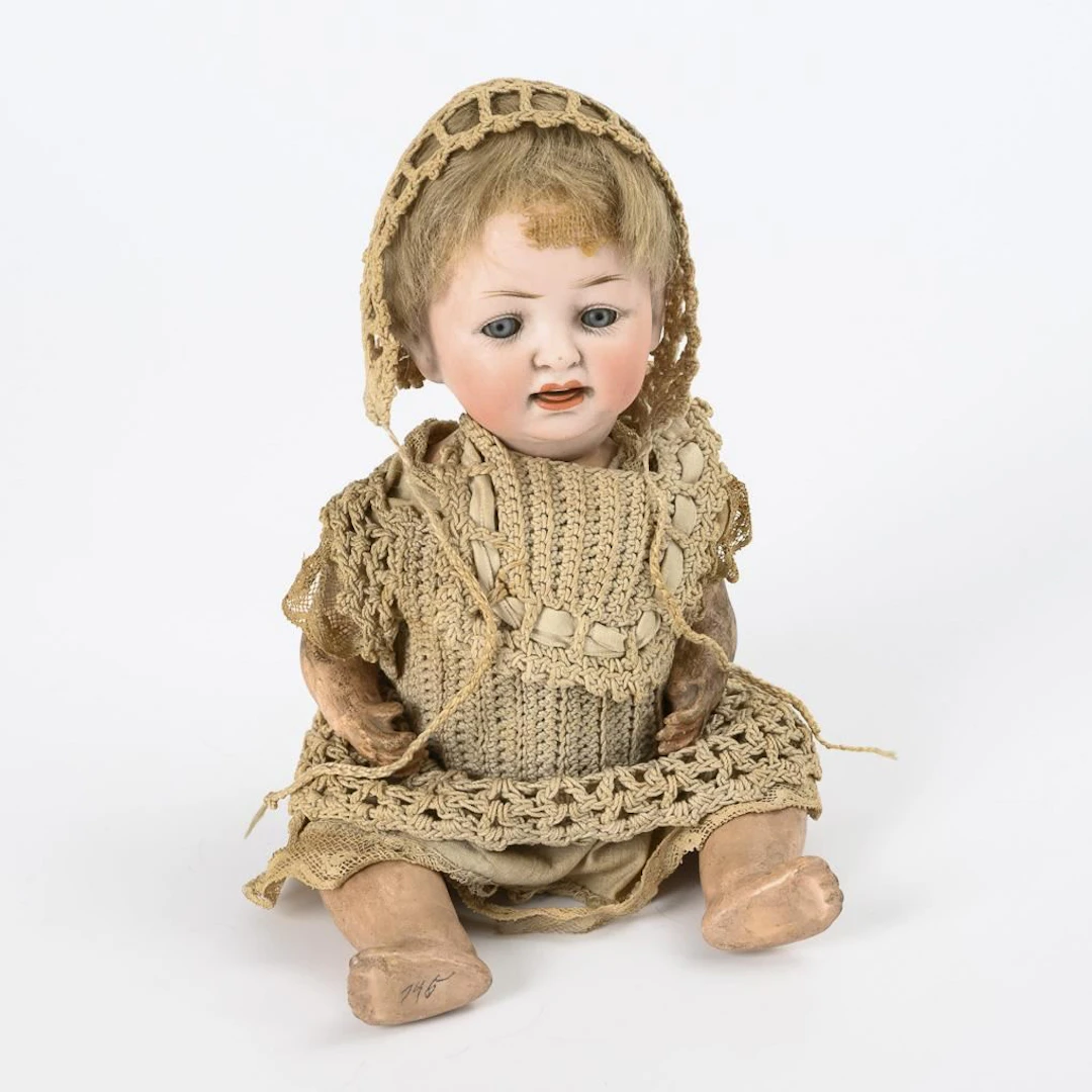 Character doll in crocheted clothing. Hertel, Schwab & Co.