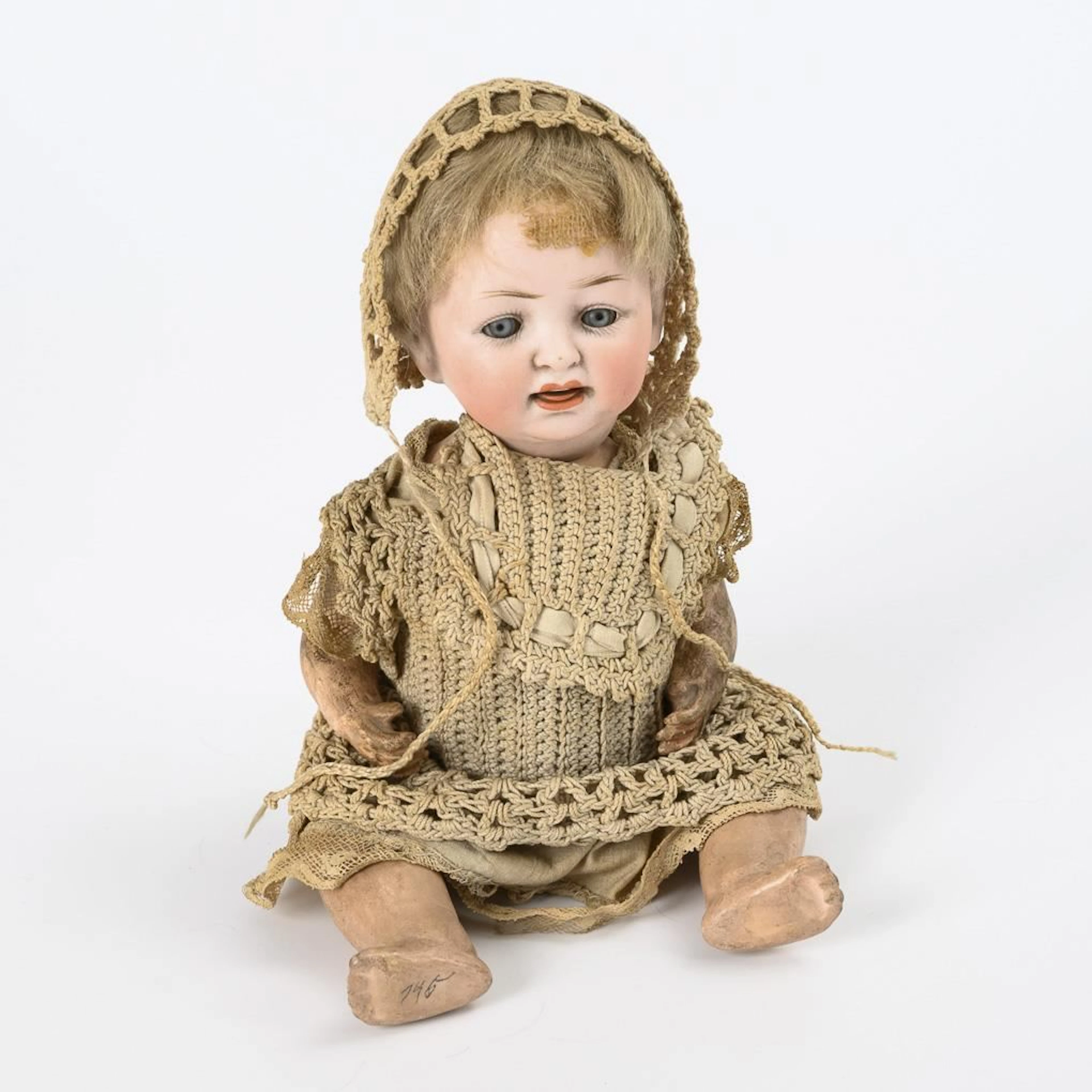 Character doll in crocheted clothing. Hertel, Schwab & Co.