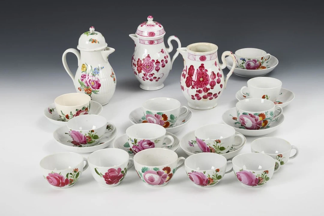 3 pear-shaped jugs, 14 cups, and 8 saucers.