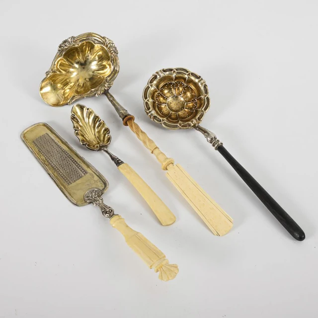 4 antique serving pieces with handles made of bone and wood.