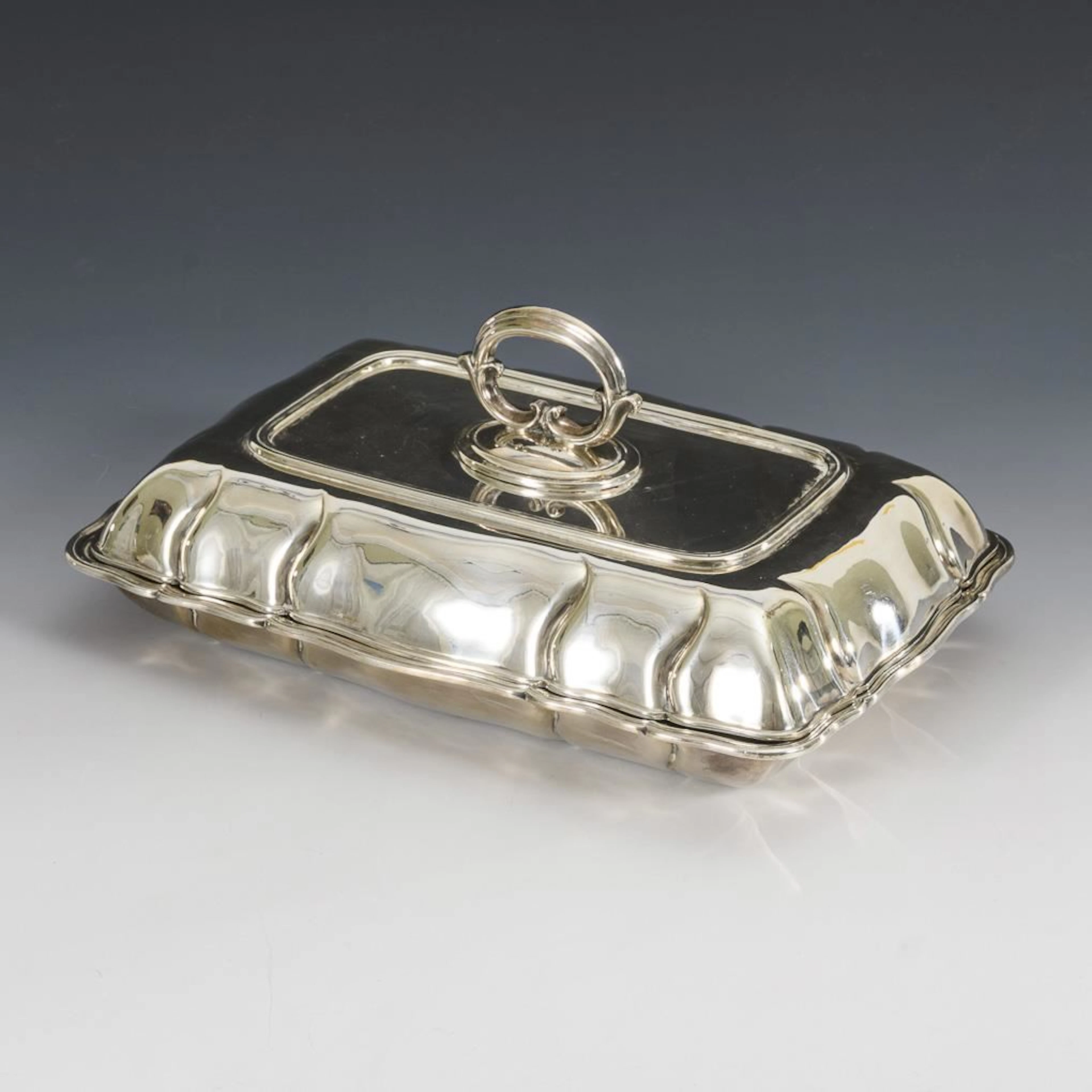 Silver-plated serving bowl with lid. Martin, Bremen.