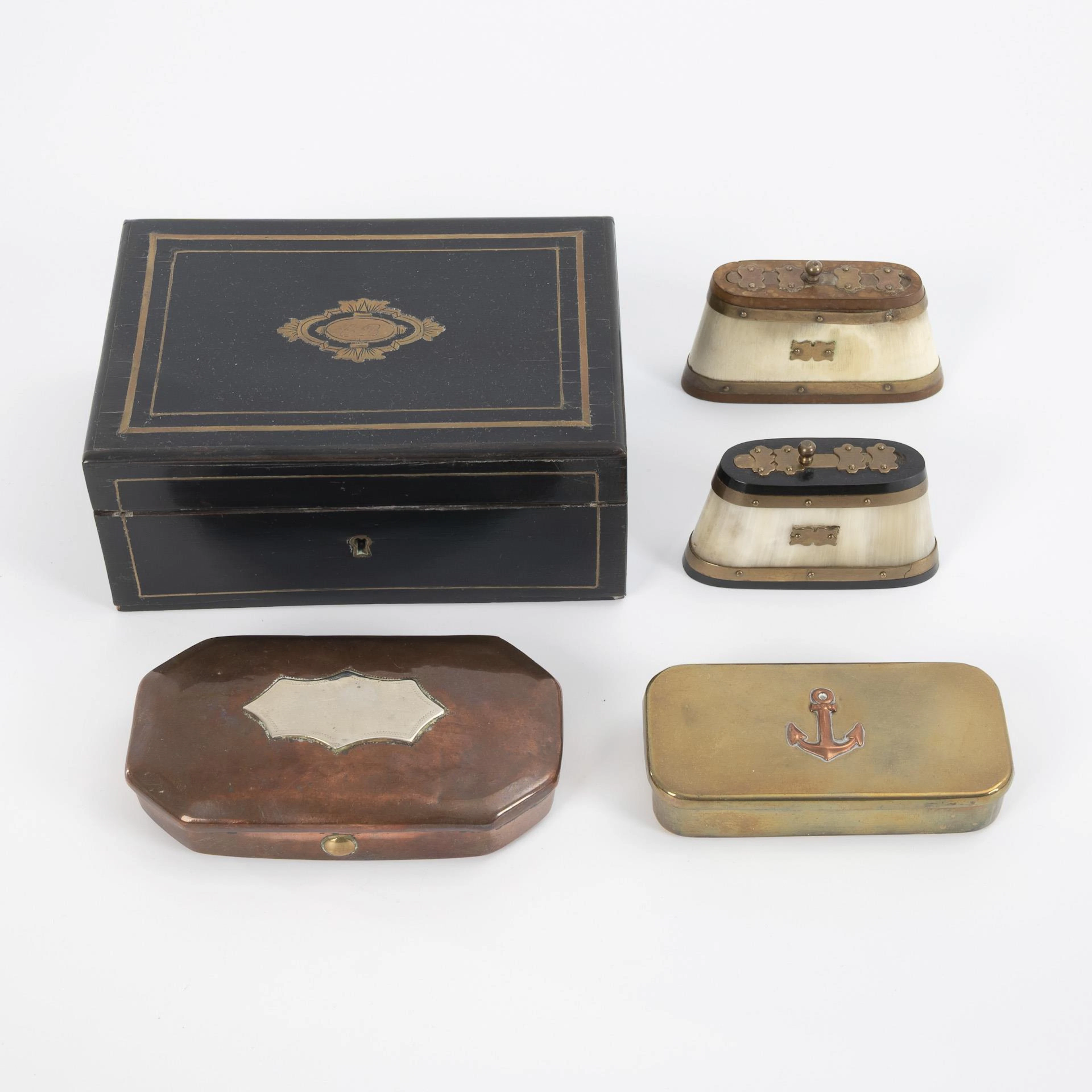 Sewing kit and 4 snuffboxes made of brass, copper and horn.