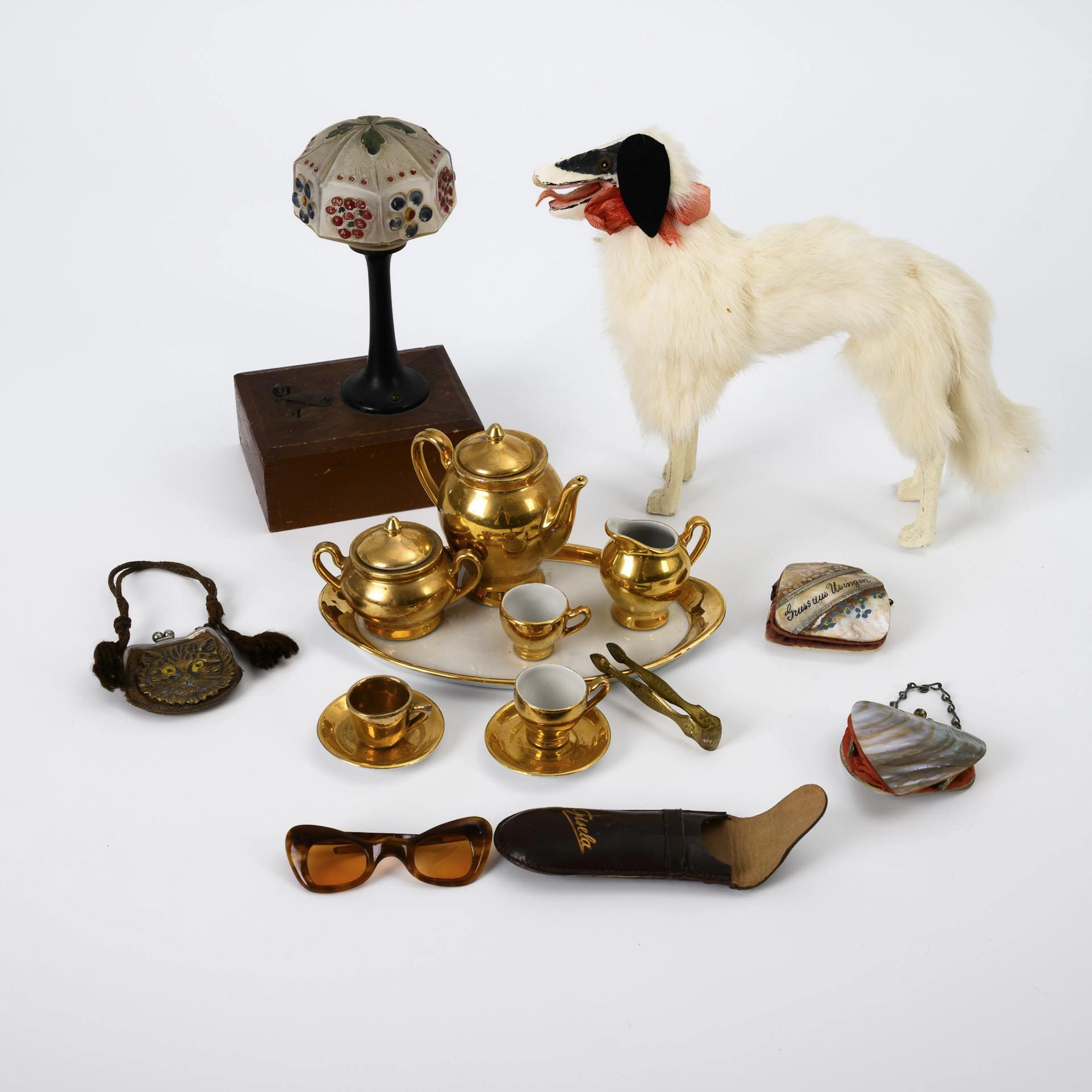 Convolute with dog, table lamp, service and 4 small bags.