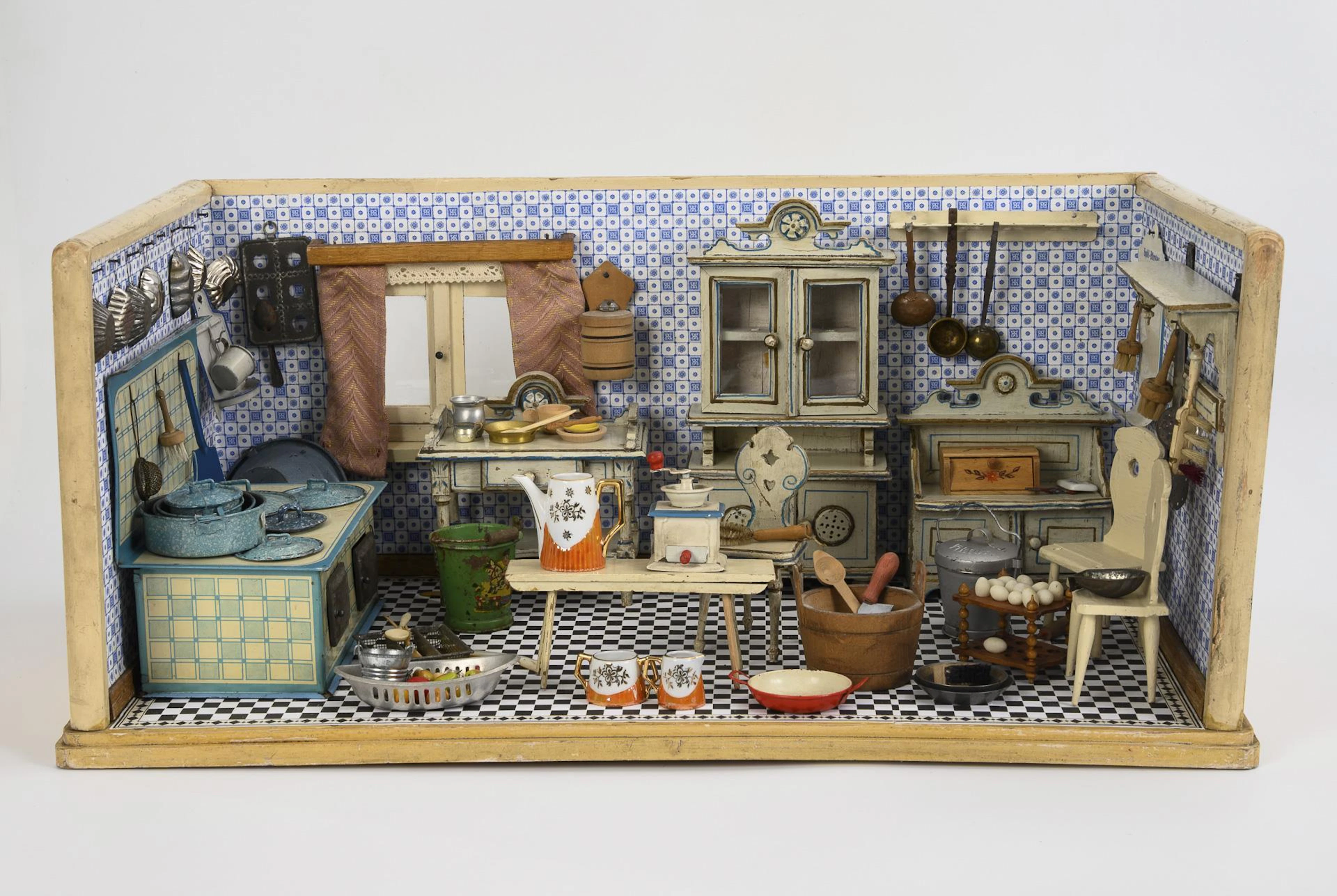 Doll kitchen with Gründerzeit style furniture.