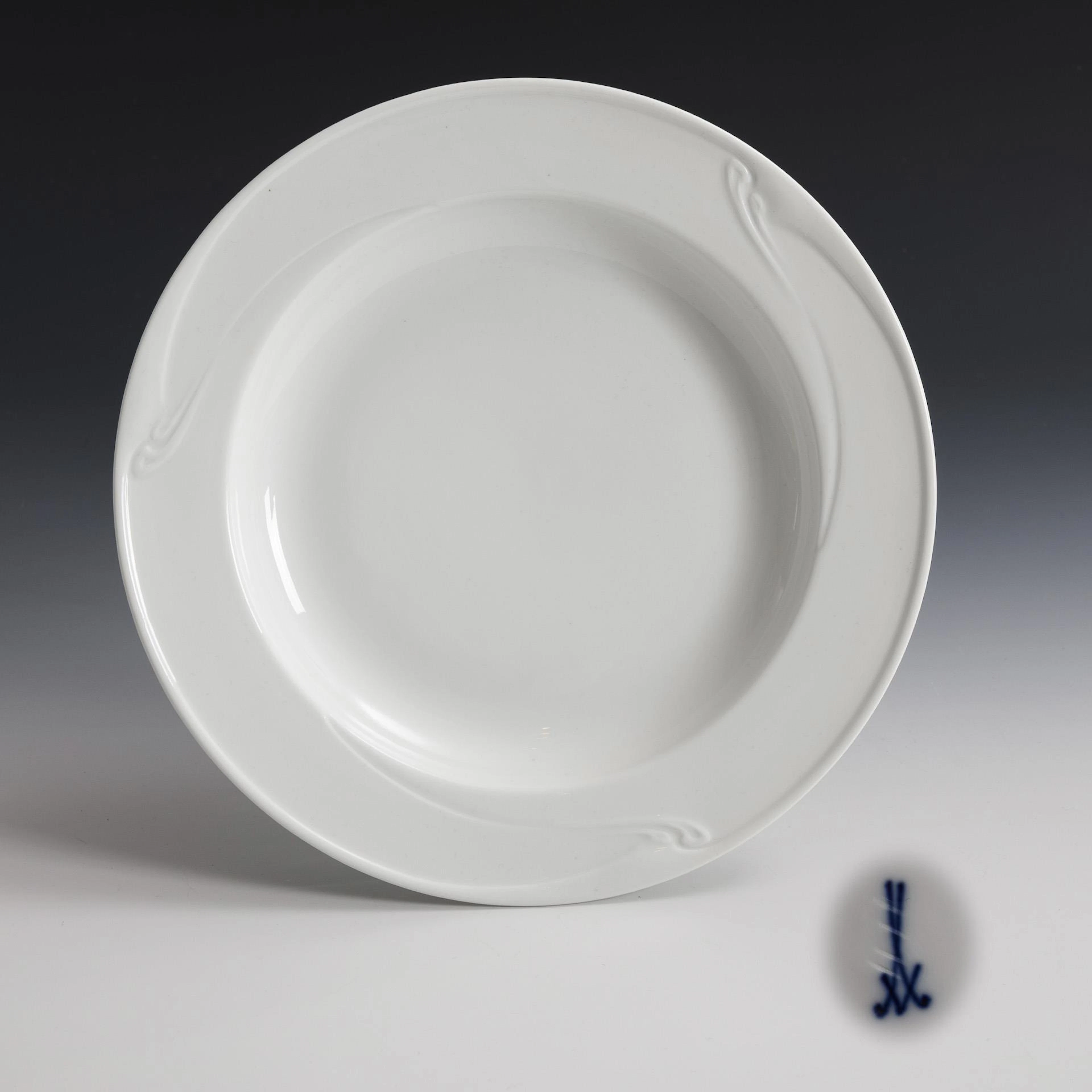 Art Nouveau plate. Meissen.