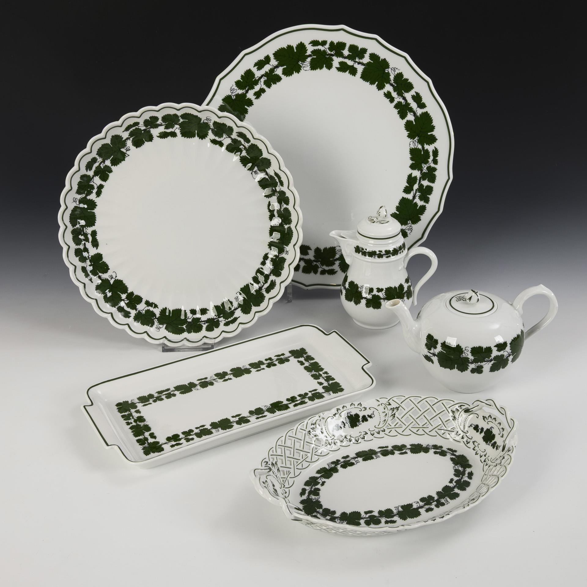 6 porcelains with vine leaf decoration. Meissen.