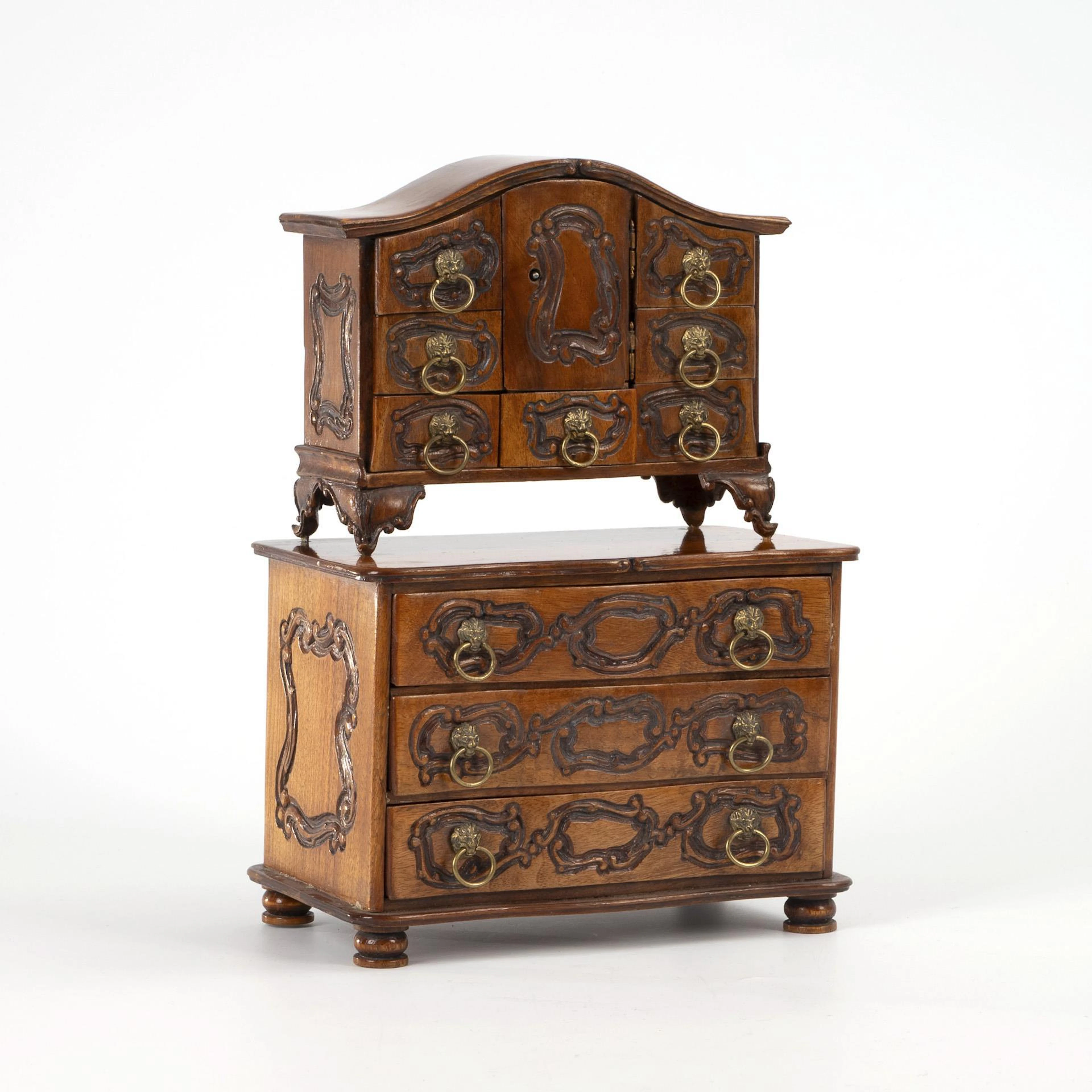 Doll top chest of drawers in Baroque style.