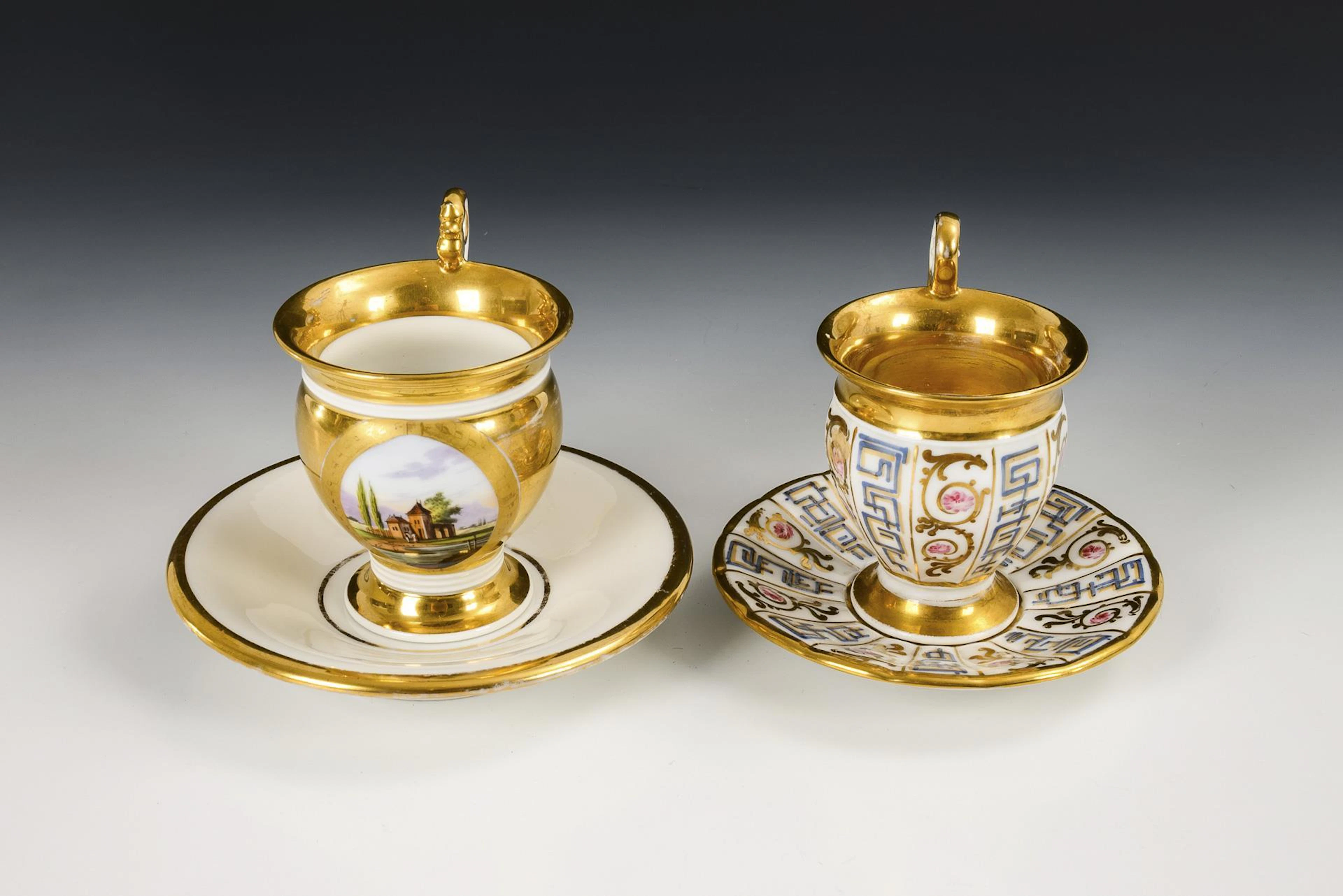2 vitrine cups.