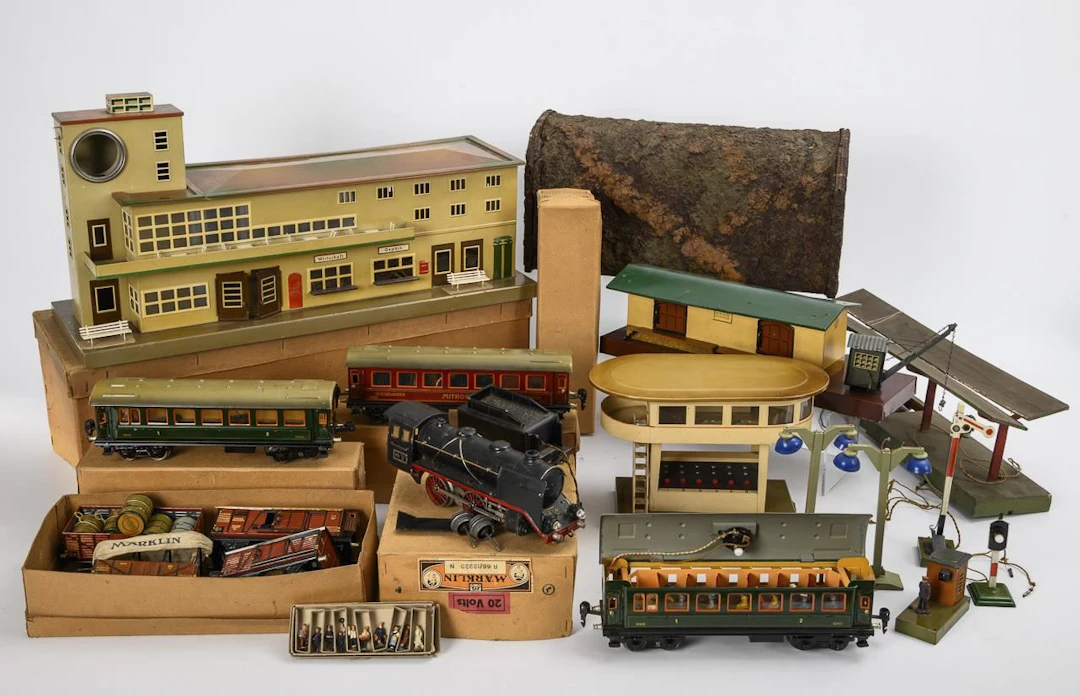 Extensive Märklin railroad set in a vintage travel case.