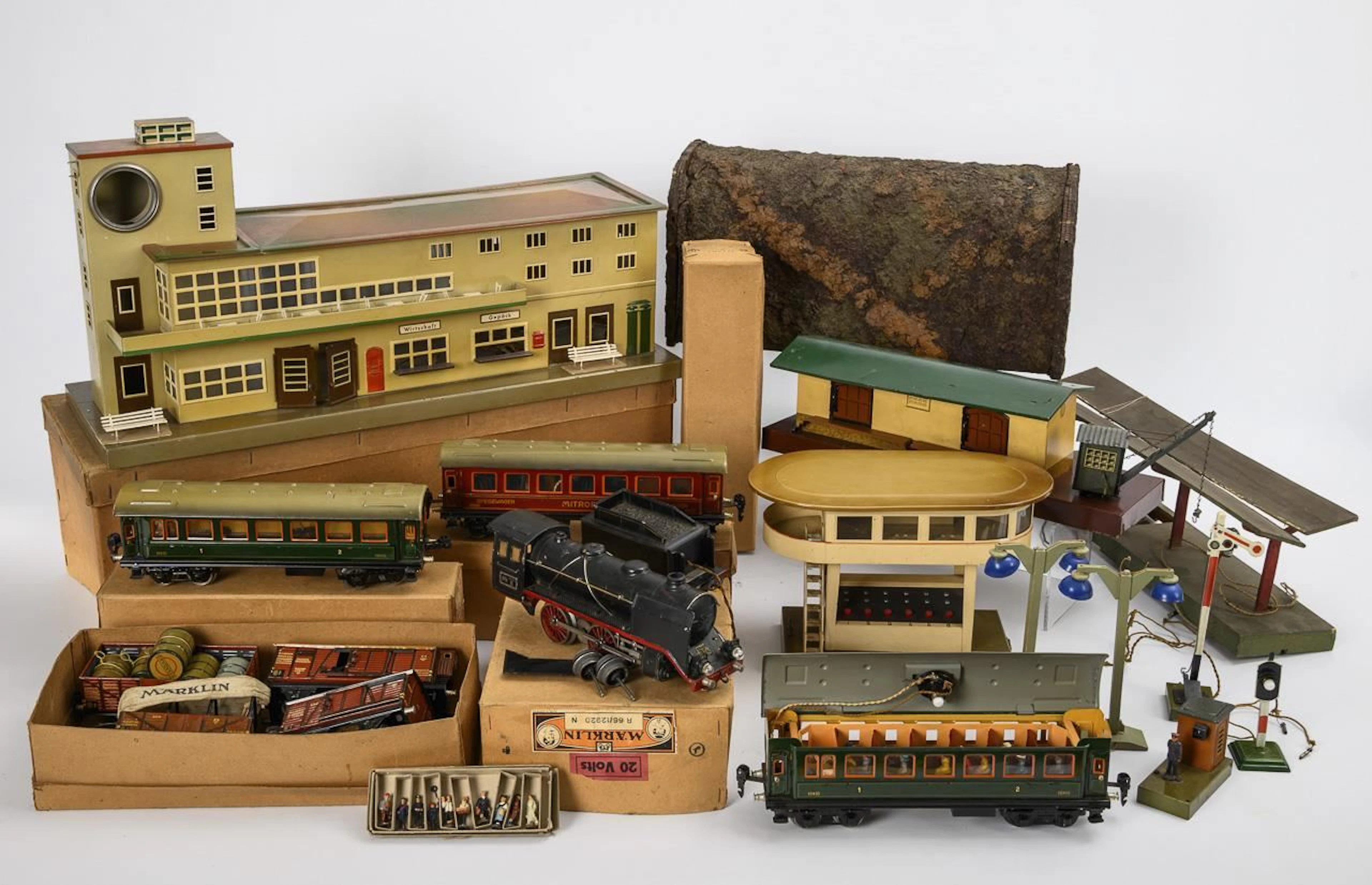 Extensive Märklin railroad set in a vintage travel case.
