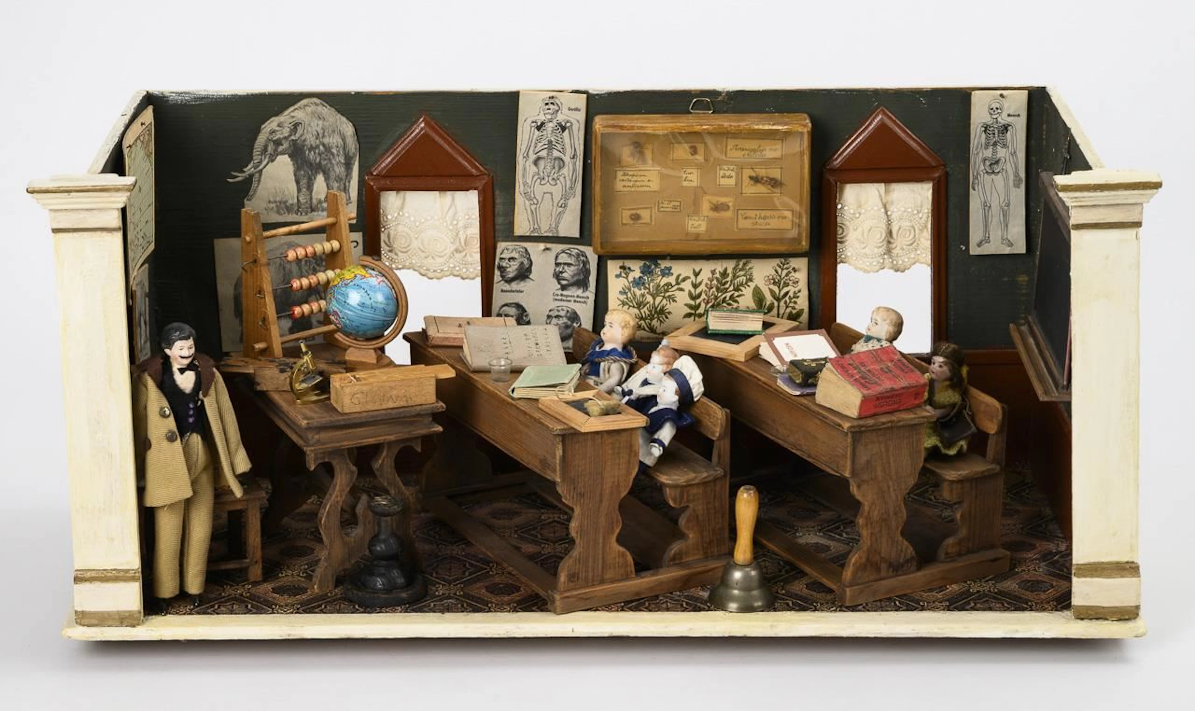 Doll School with 6 Little Dolls.