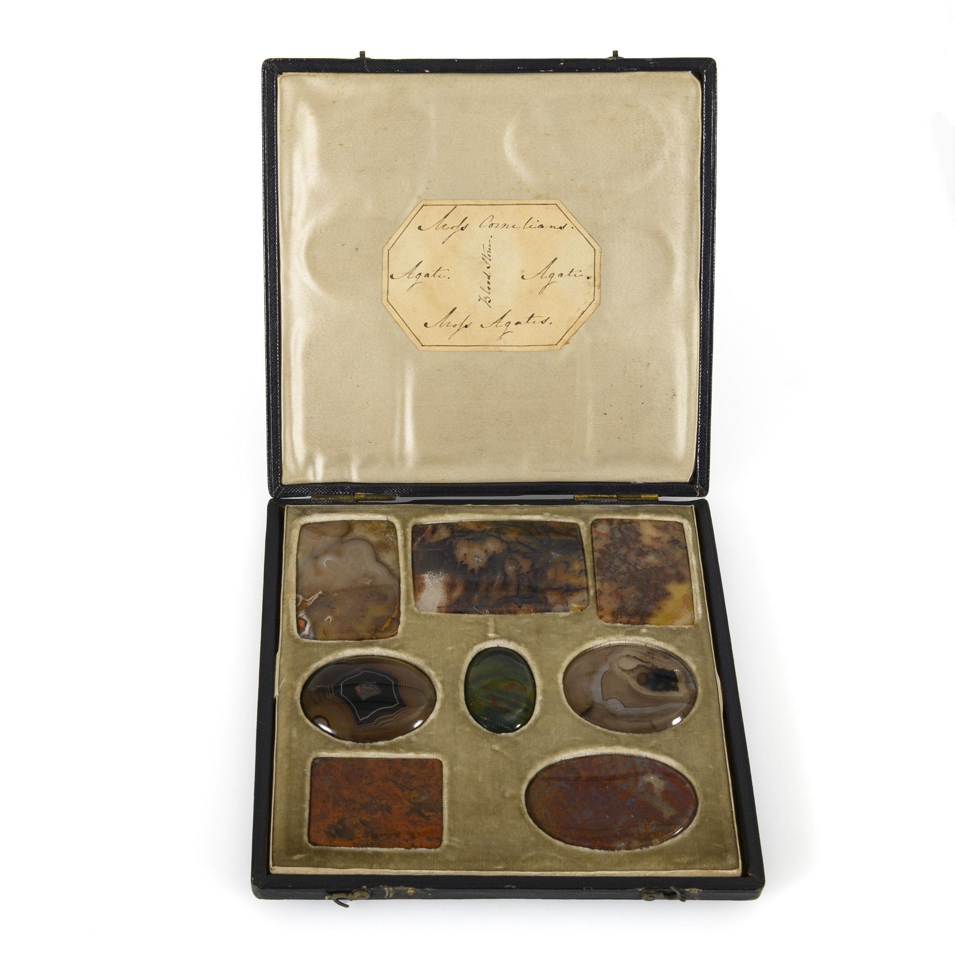 Historical casket with 8 semi-precious stone plates.
