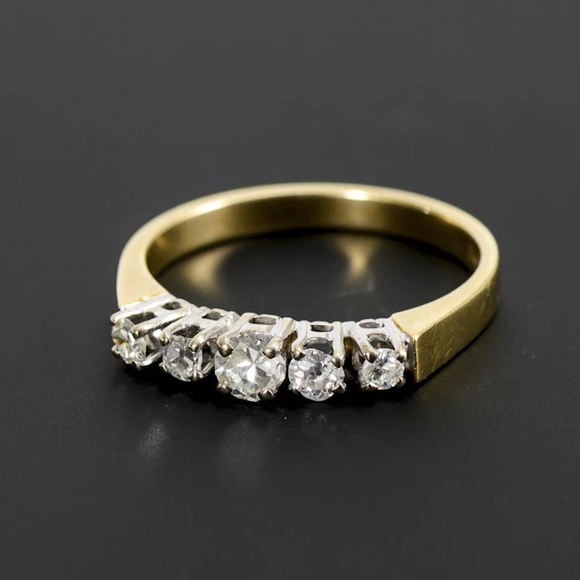 Ring with 5 graduated brilliant-cut diamonds.