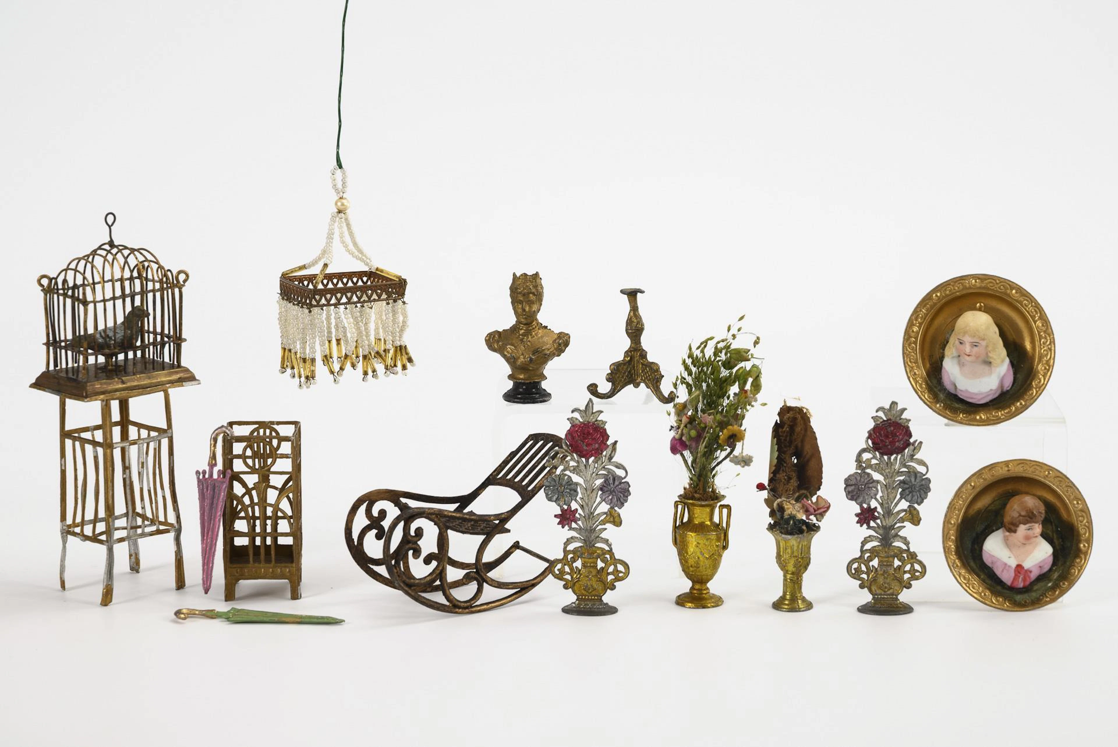 13 pieces doll's house accessories.