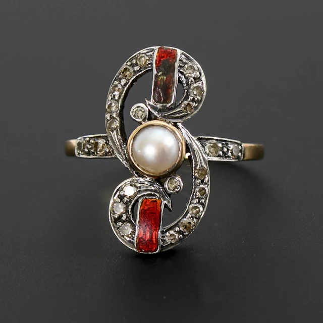 Art Nouveau ring with pearl and enamel.