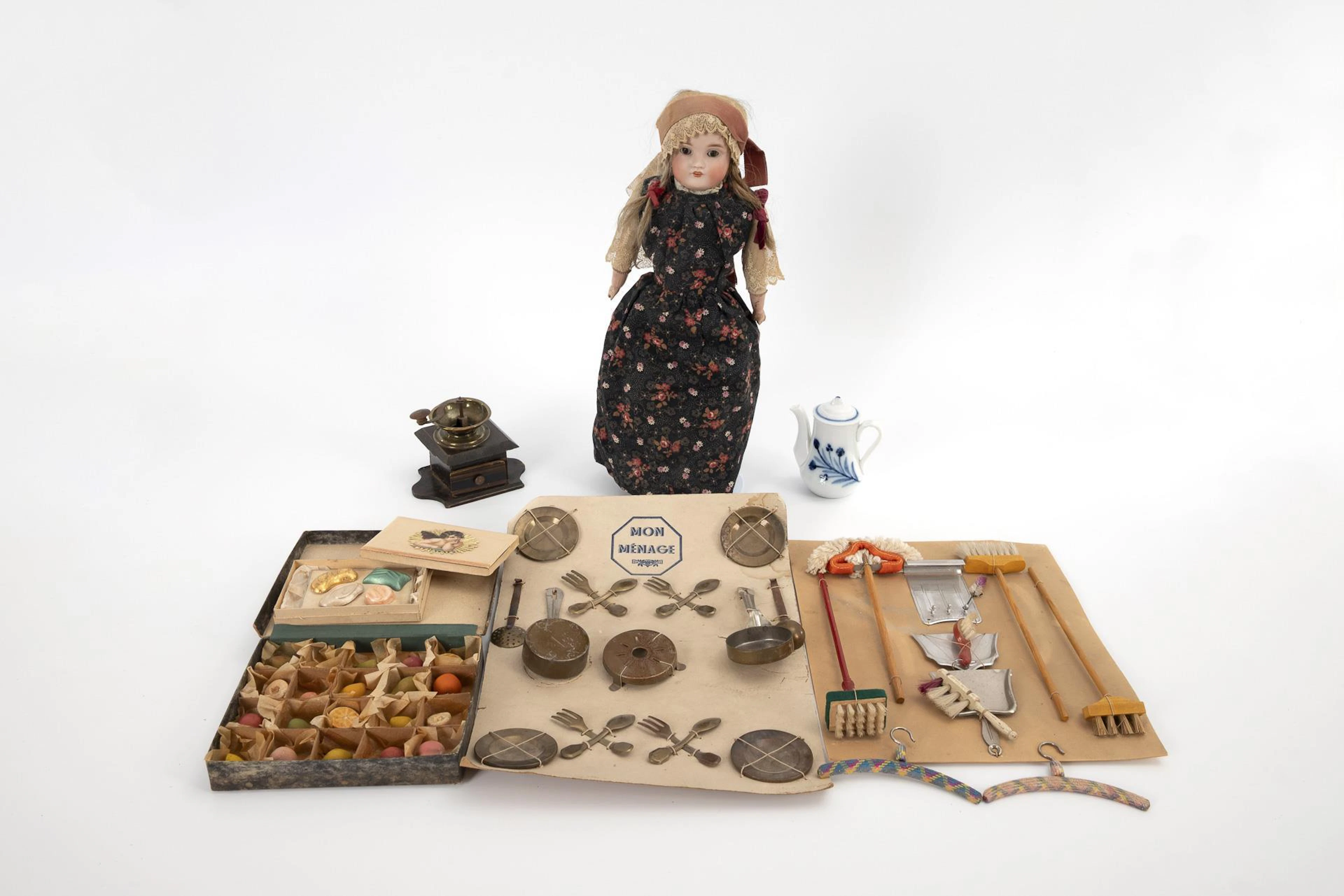 A set of dolls and accessories for the doll's kitchen.