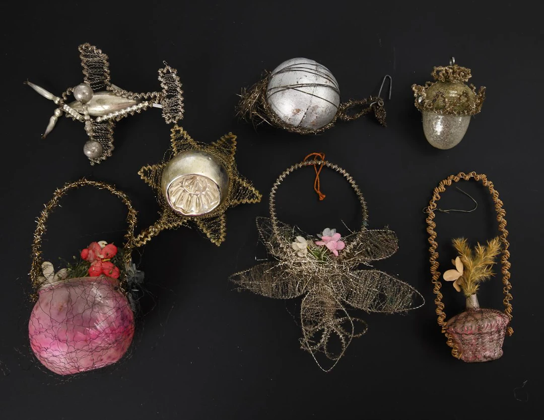 7 pieces of old Christmas tree ornaments.