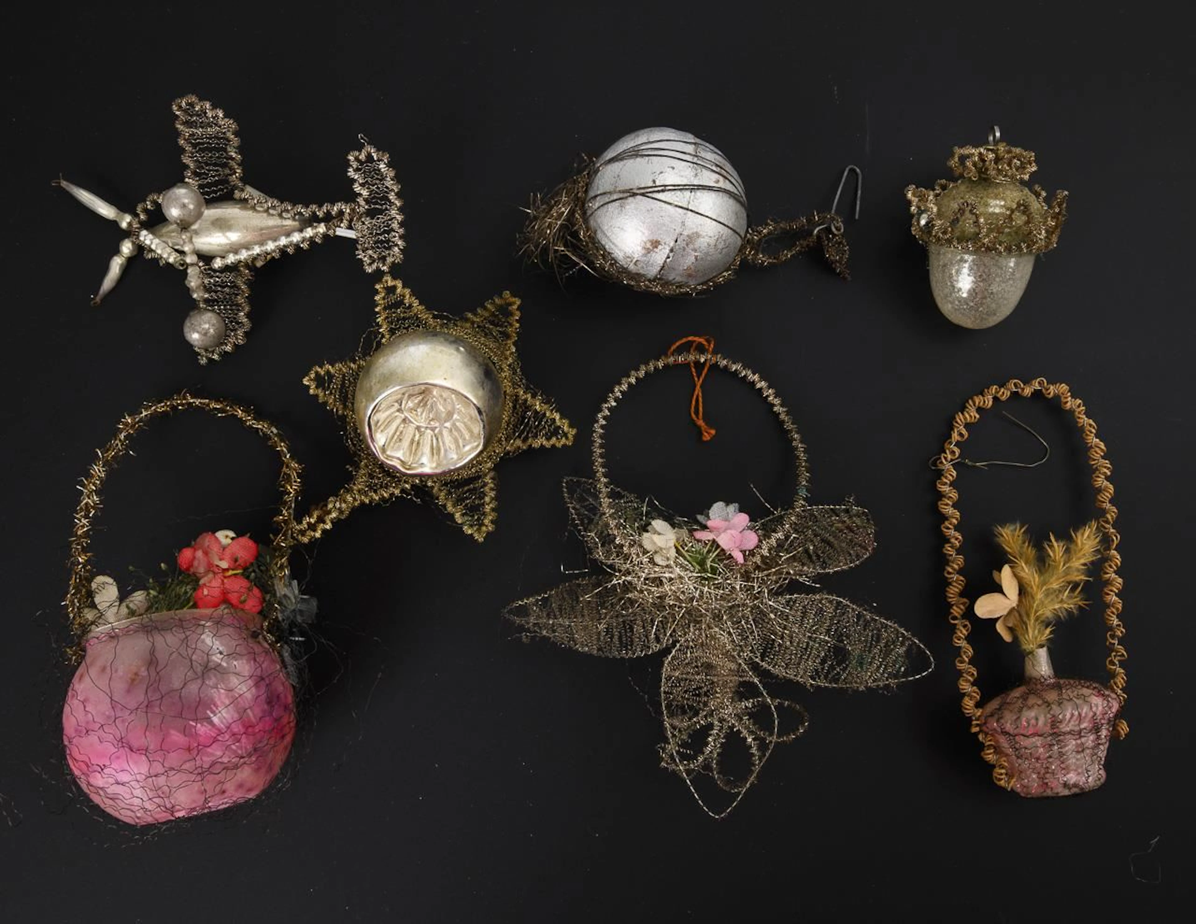 7 pieces of old Christmas tree ornaments.
