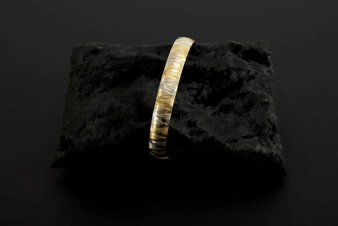 Two-Tone Link Bracelet.