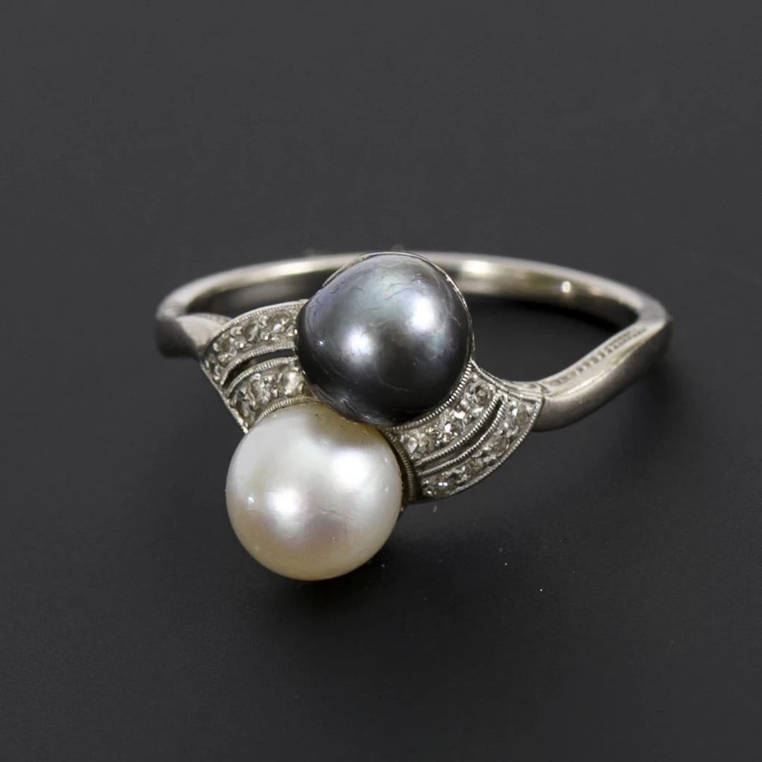 Art Deco Toi-et-Moi ring with pearls.