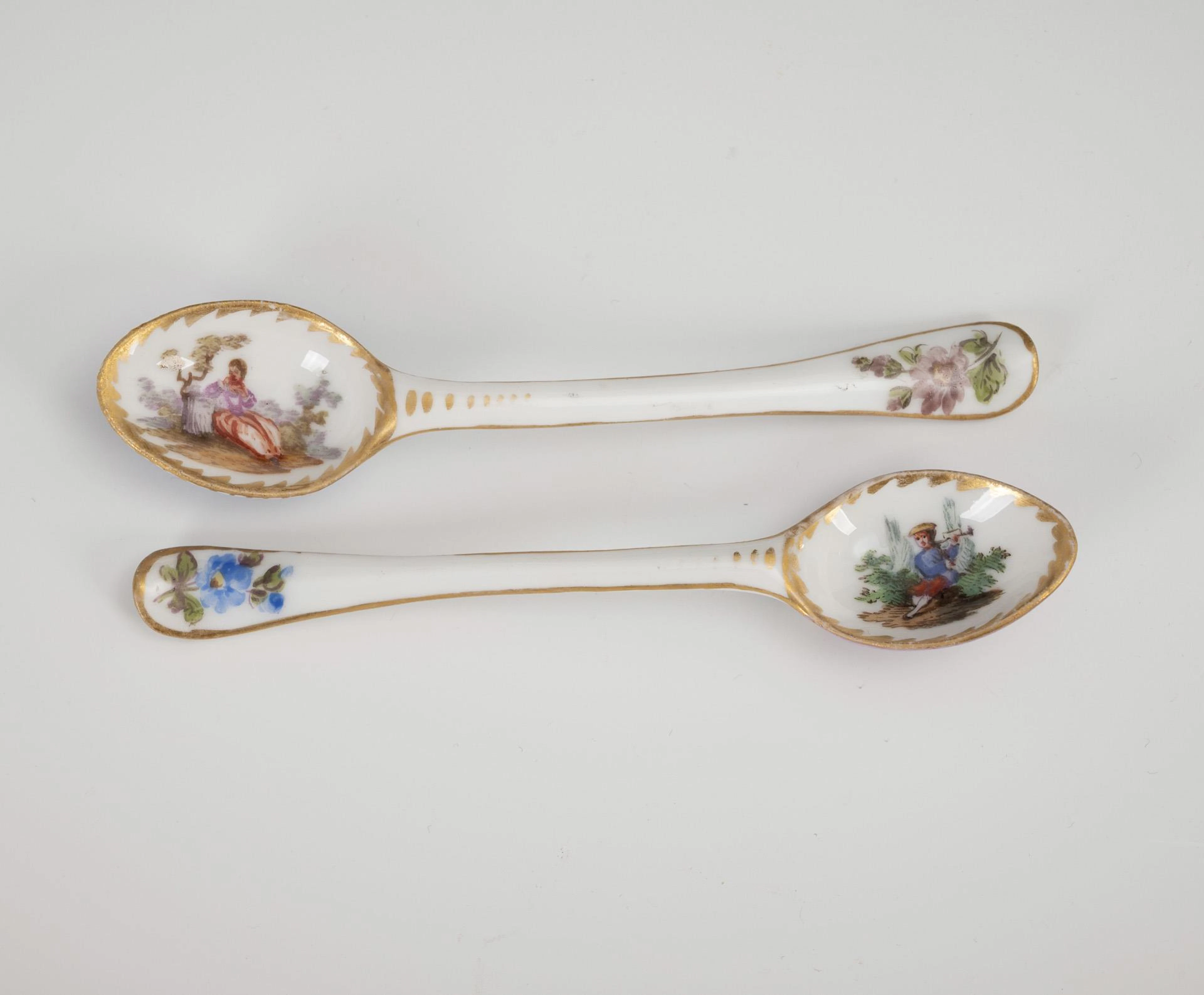 2 spoons with Watteau painting. Meissen.