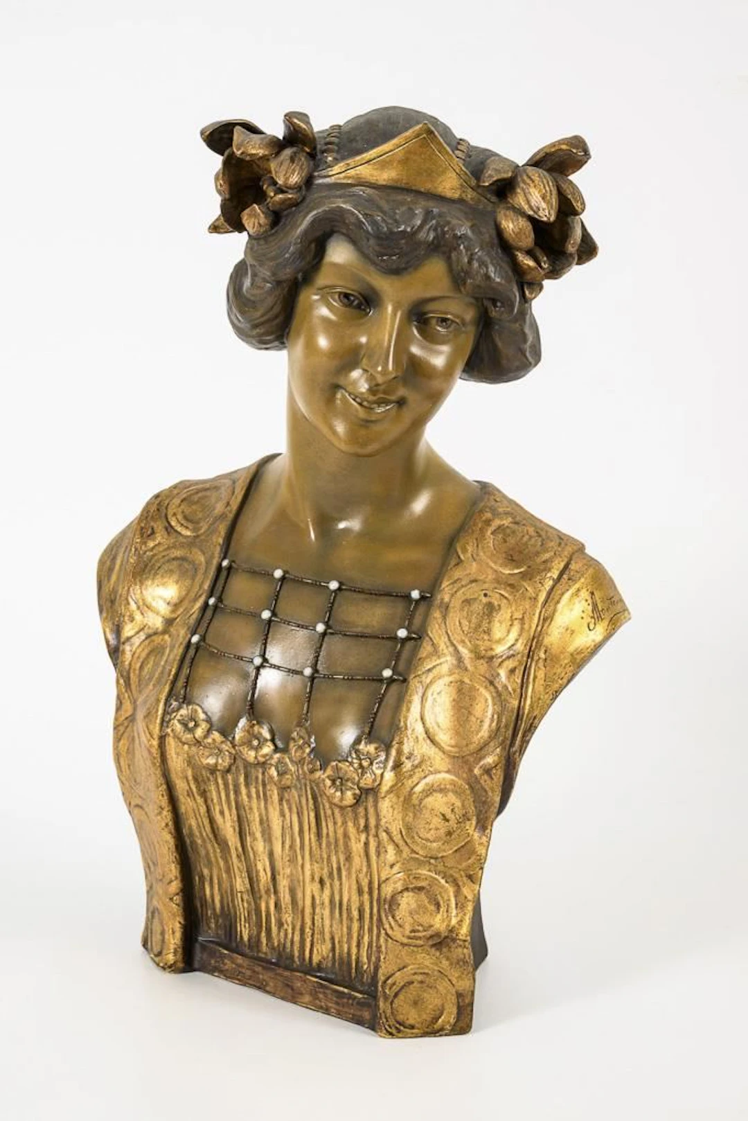 Art Nouveau bust of a lady. Vienna-based manufacturer Friedrich Goldscheider.