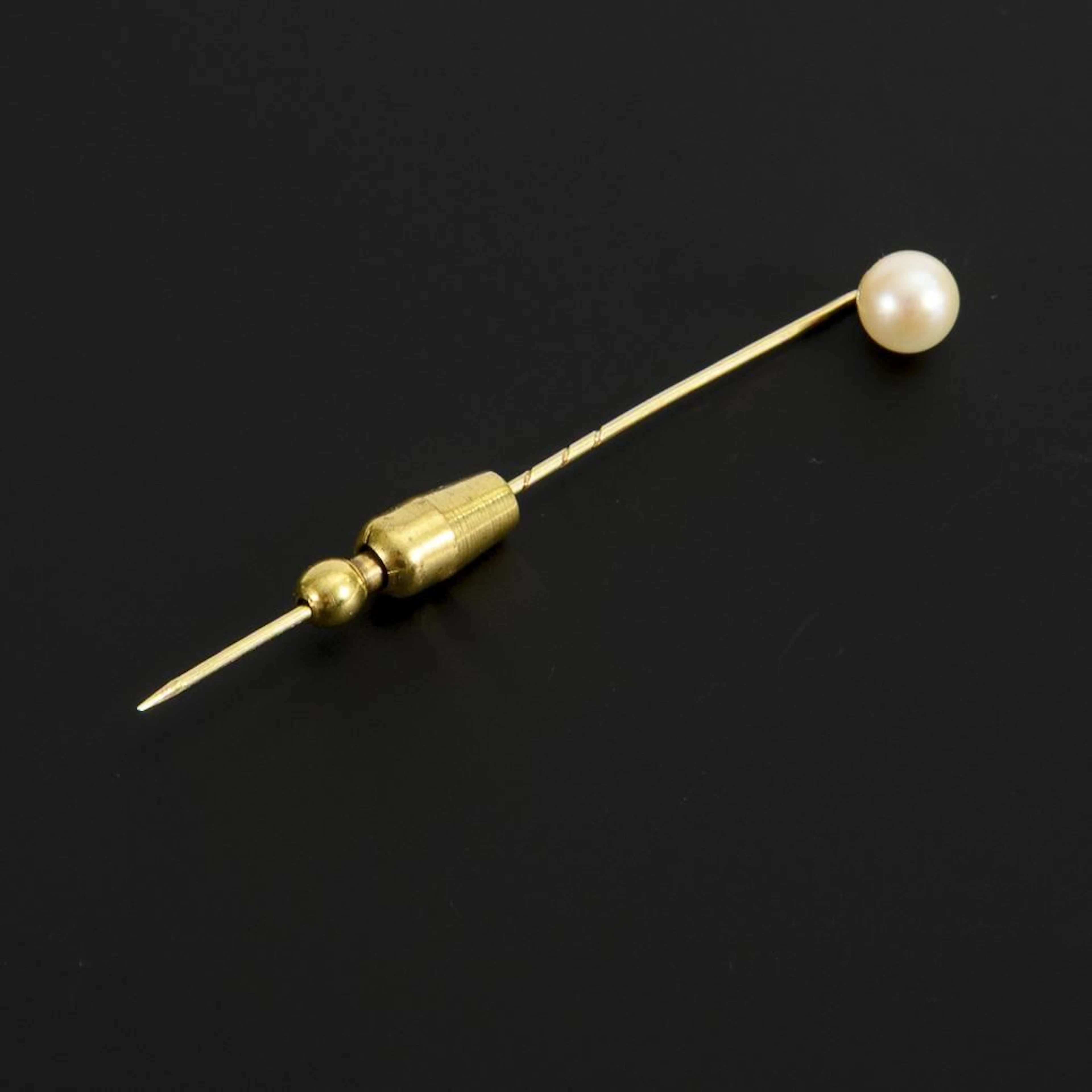 Pin with pearl.