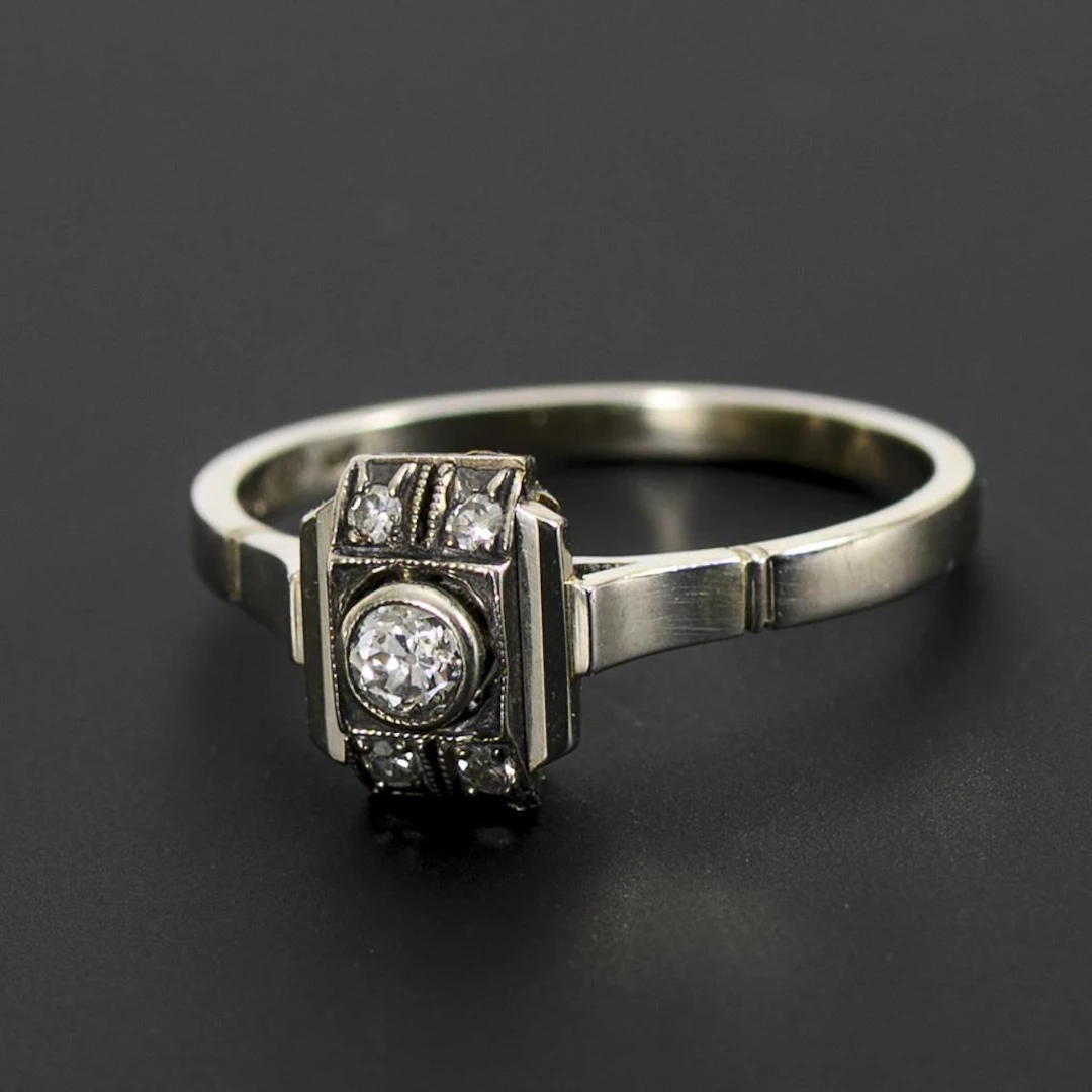 Art Deco ring with an old-cut diamond.