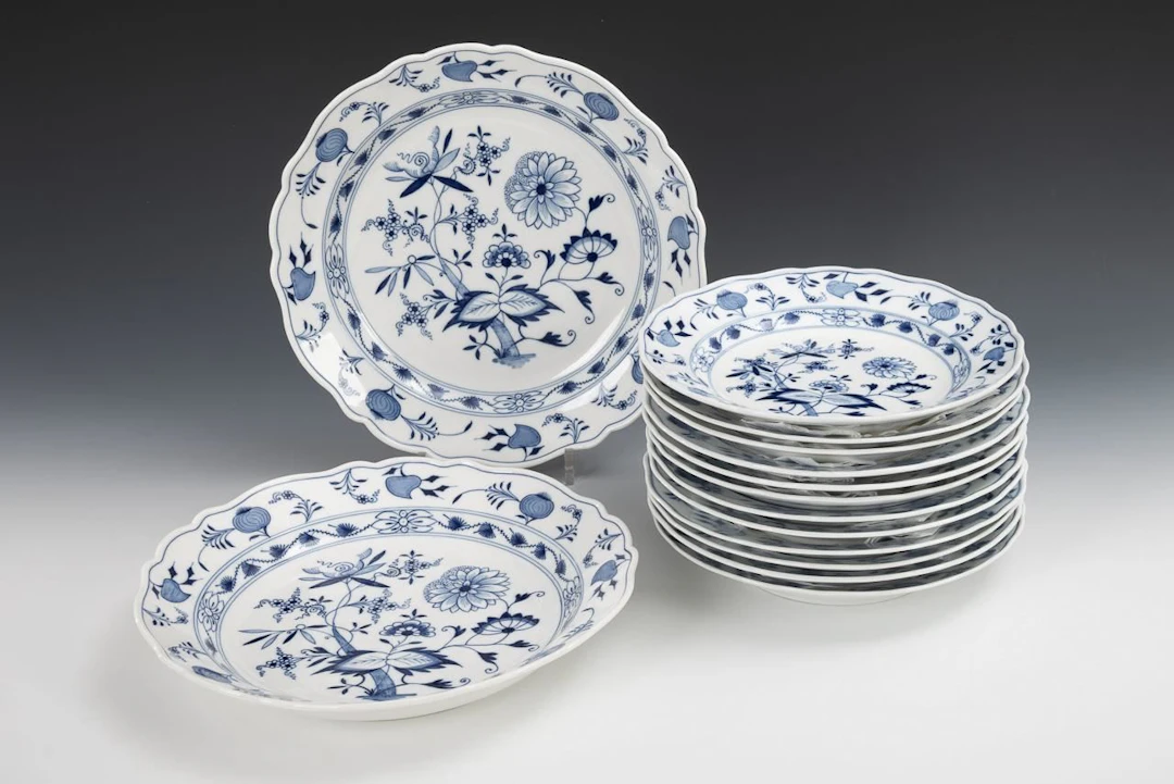 12 onion-pattern dinner plates and 2 vegetable plates. Meissen.