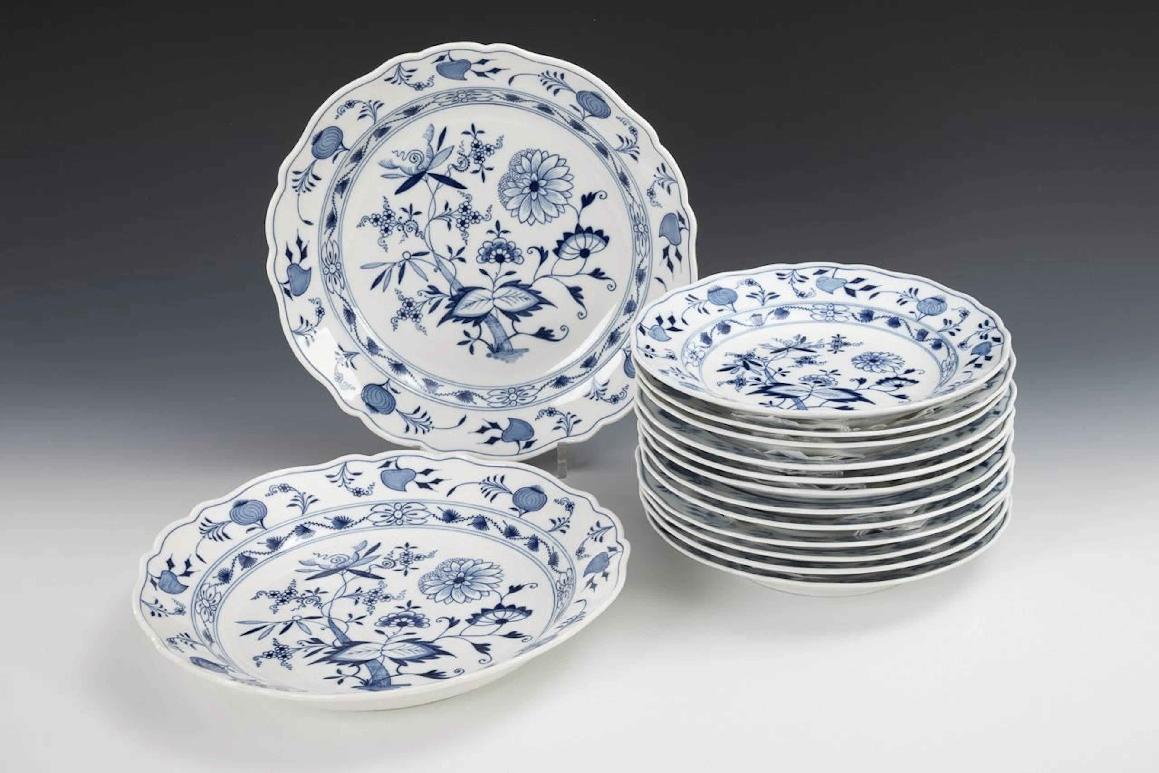 12 onion-pattern dinner plates and 2 vegetable plates. Meissen.