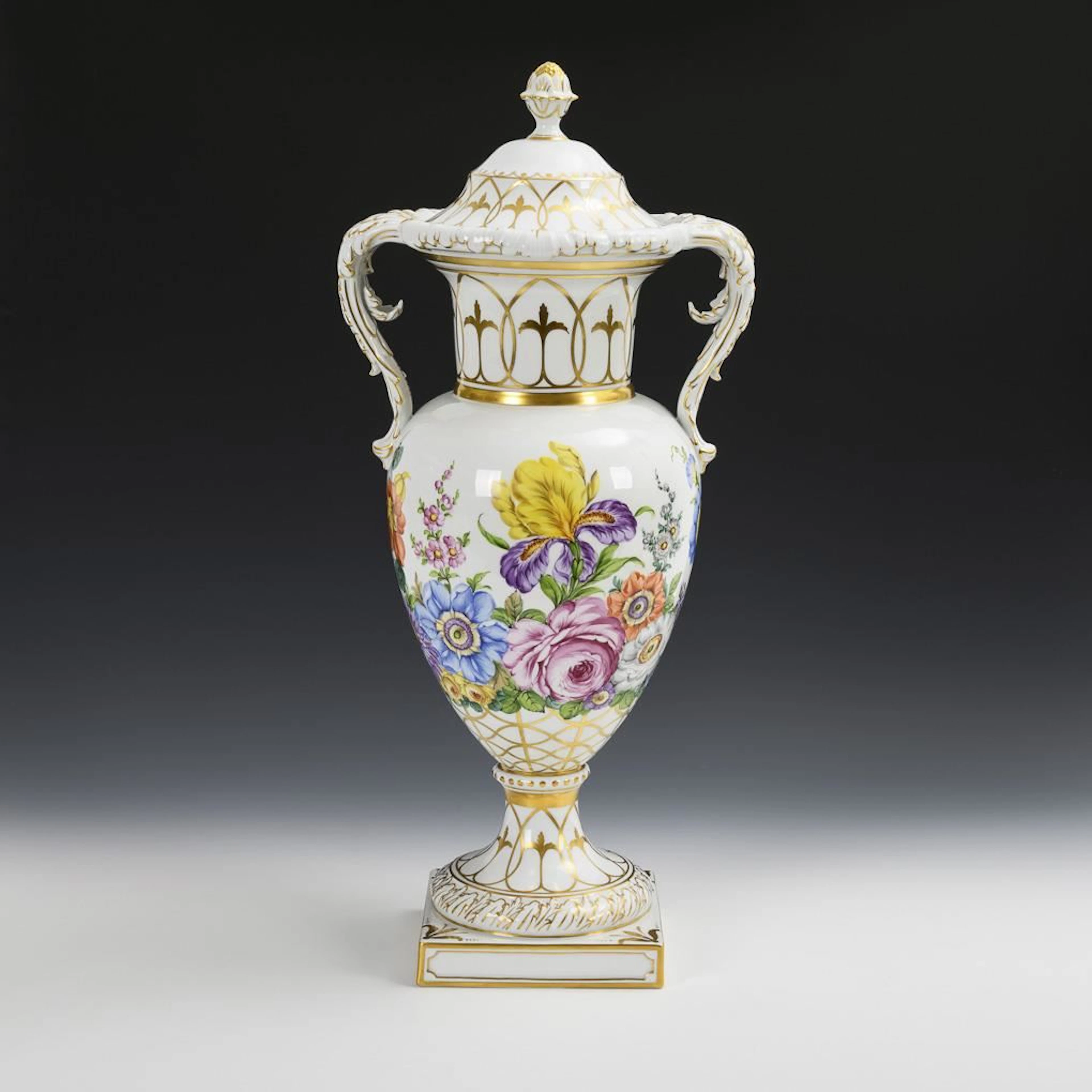 Large lidded vase with floral design. Potschappel.