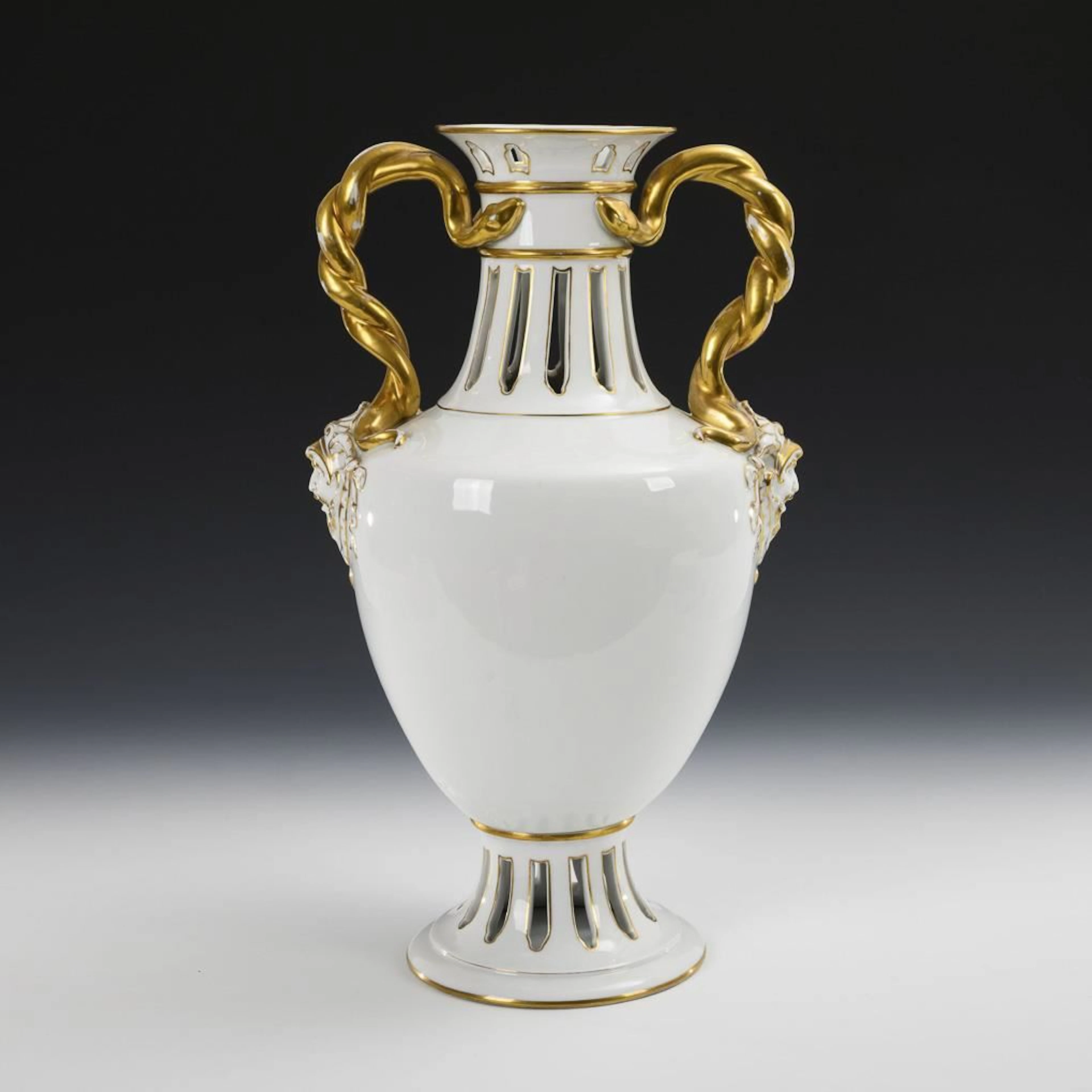 Potpourri vase. Hutschenreuther.