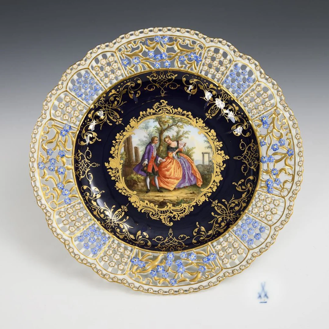 Openwork plate with cobalt background and Watteau-style painting. Meissen.