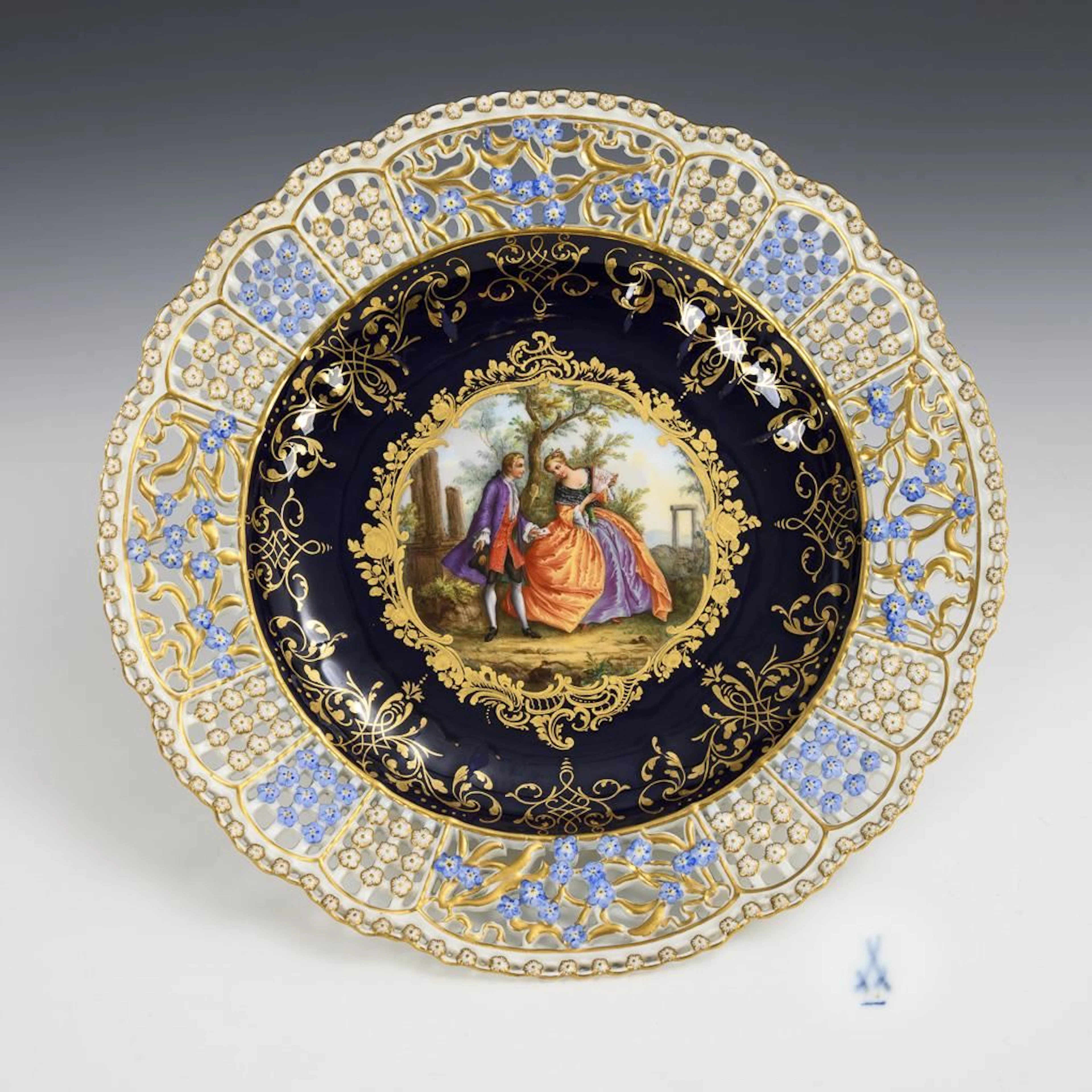 Openwork plate with cobalt background and Watteau-style painting. Meissen.