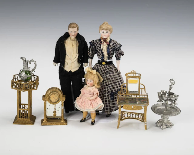 3 little dolls and 5 pieces for the dollhouse.