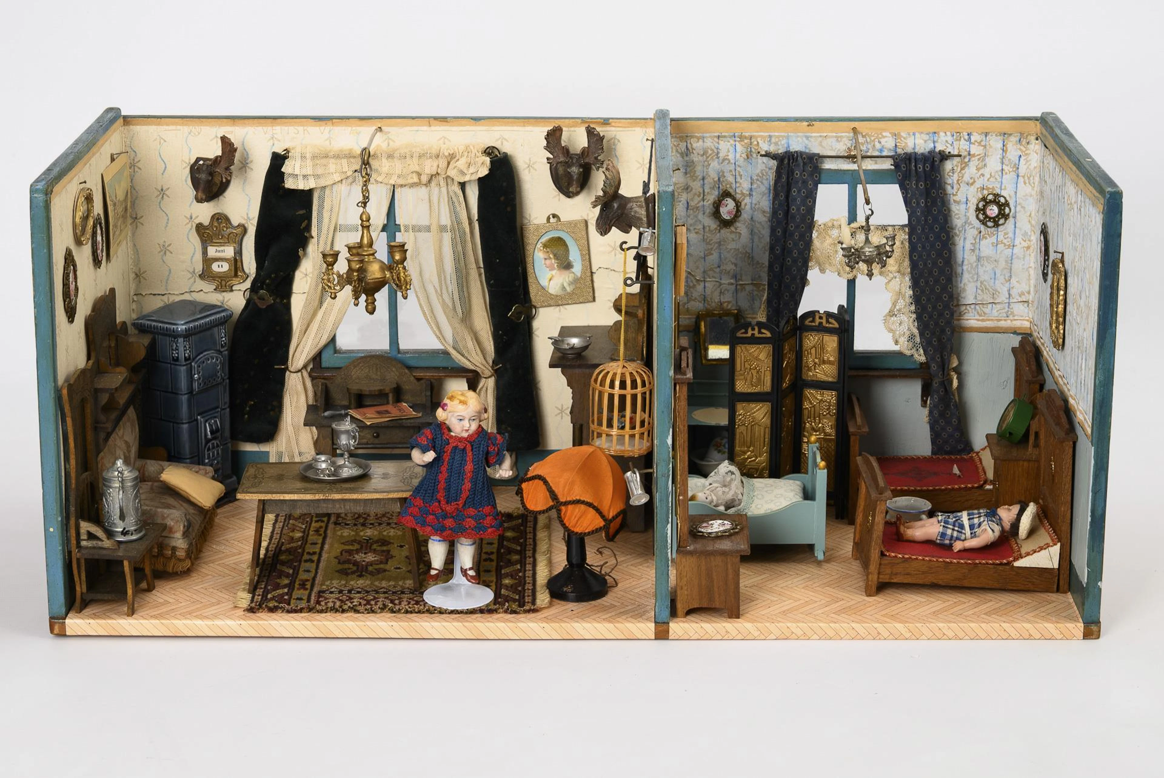 2-room doll's house.