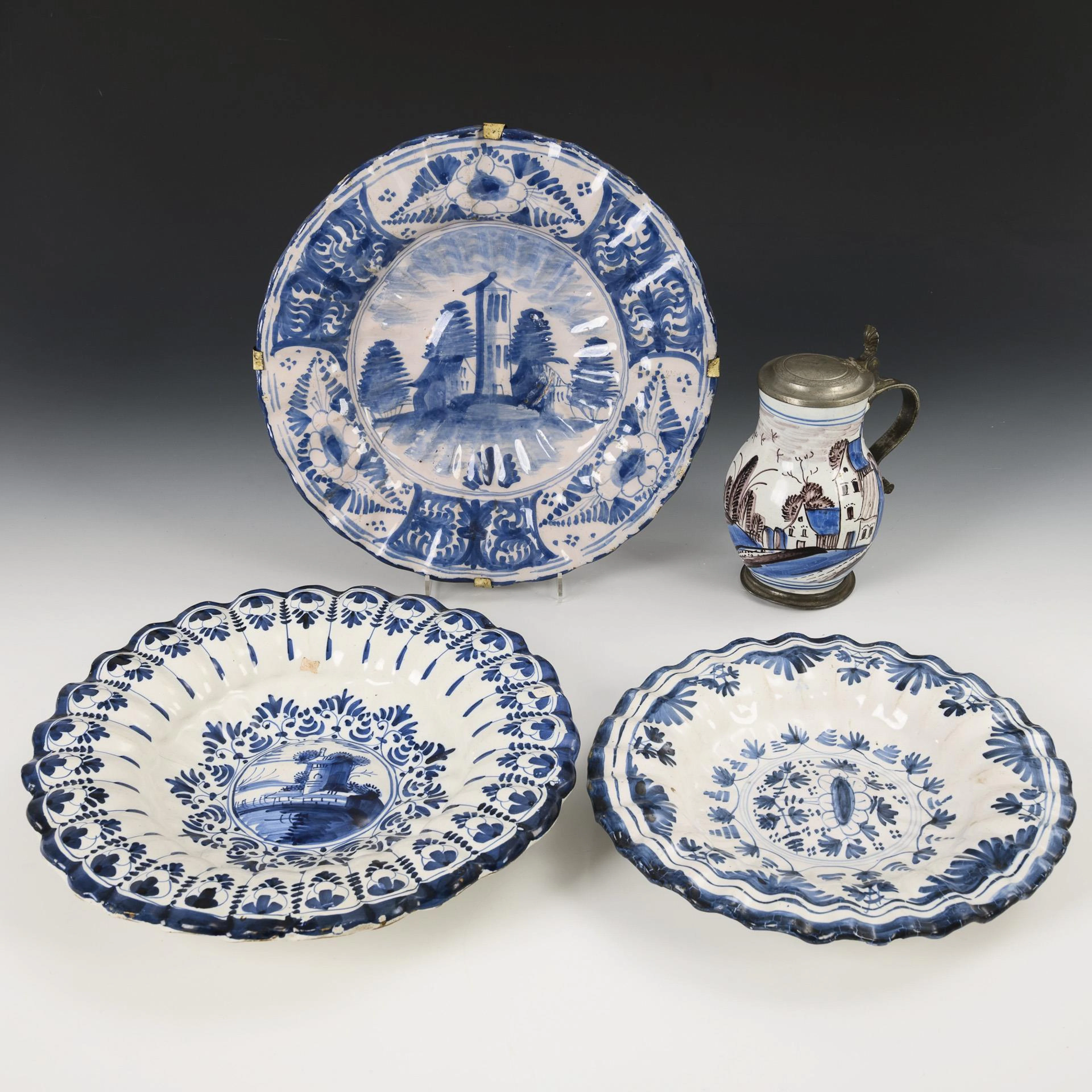 3 faience fan plates and 1 small faience pear jug with architecture.