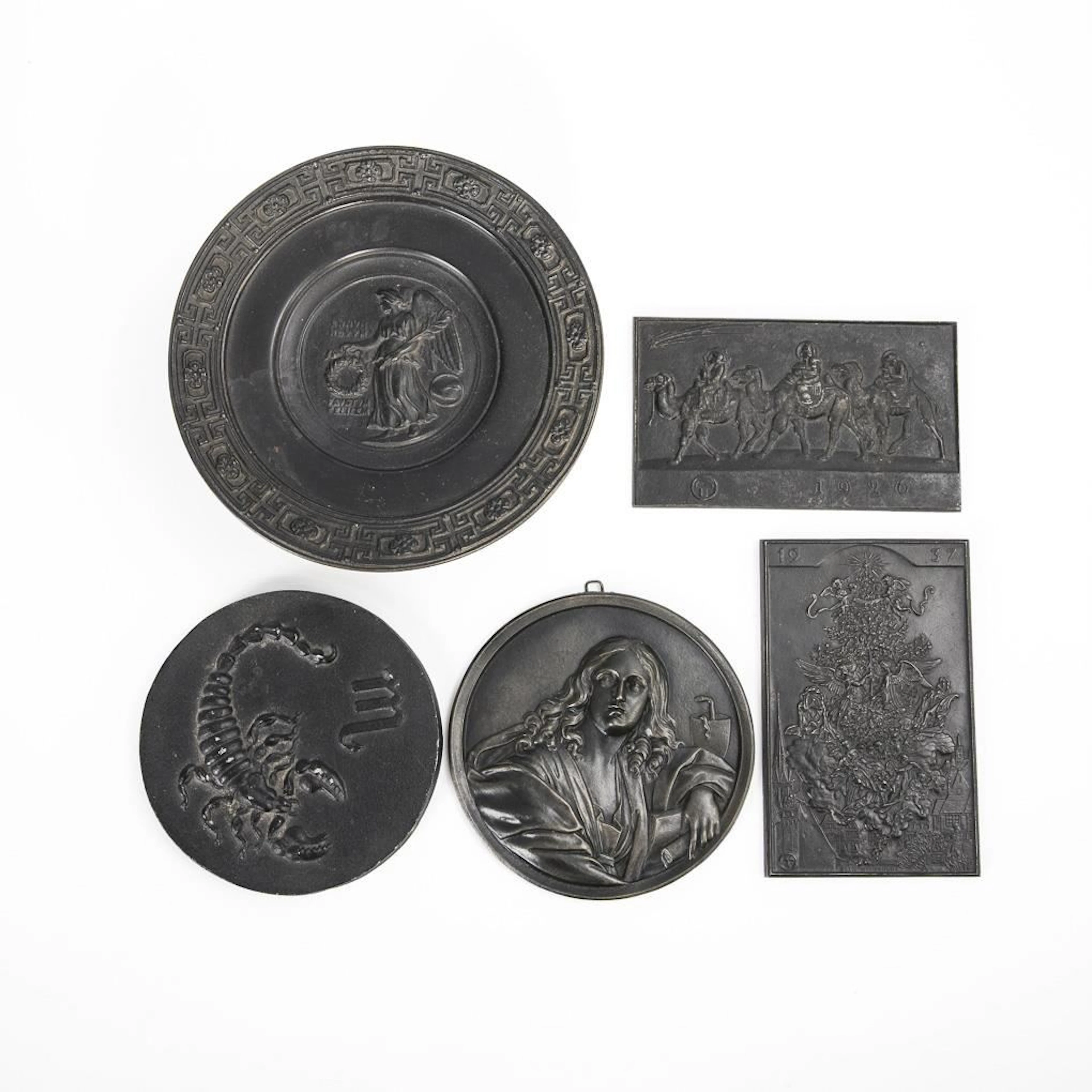 4 cast-iron relief plates and one footrest.