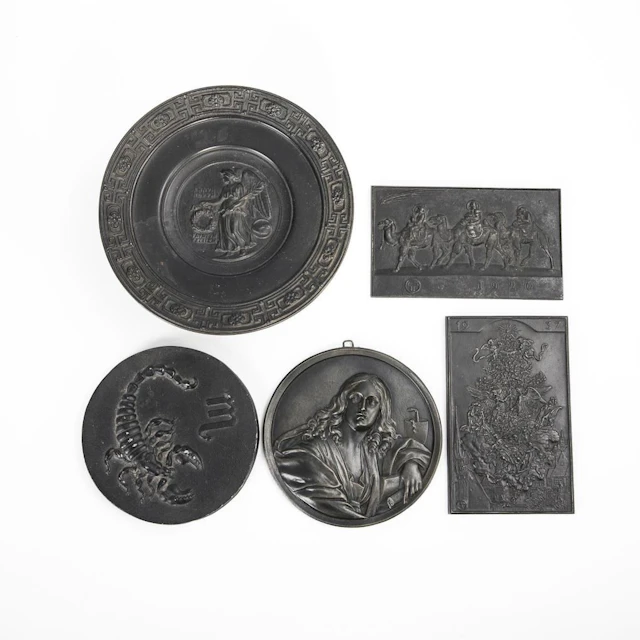 4 cast-iron relief plates and one footrest.