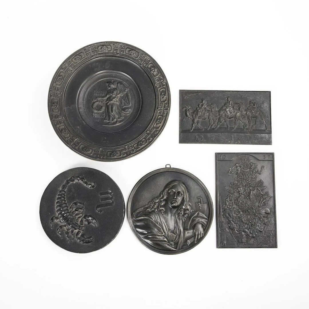 4 cast-iron relief plates and one footrest.