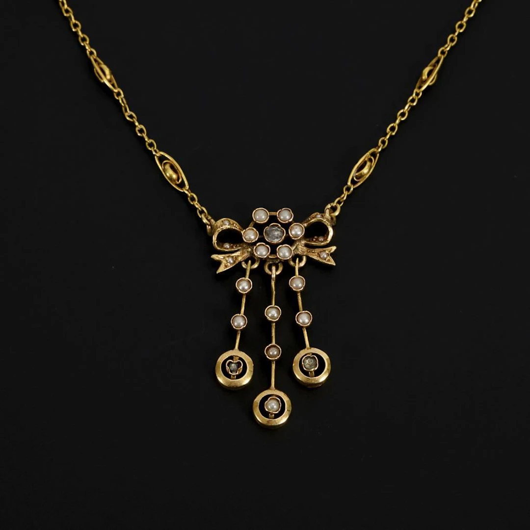 Art Nouveau necklace with 3 pendants.