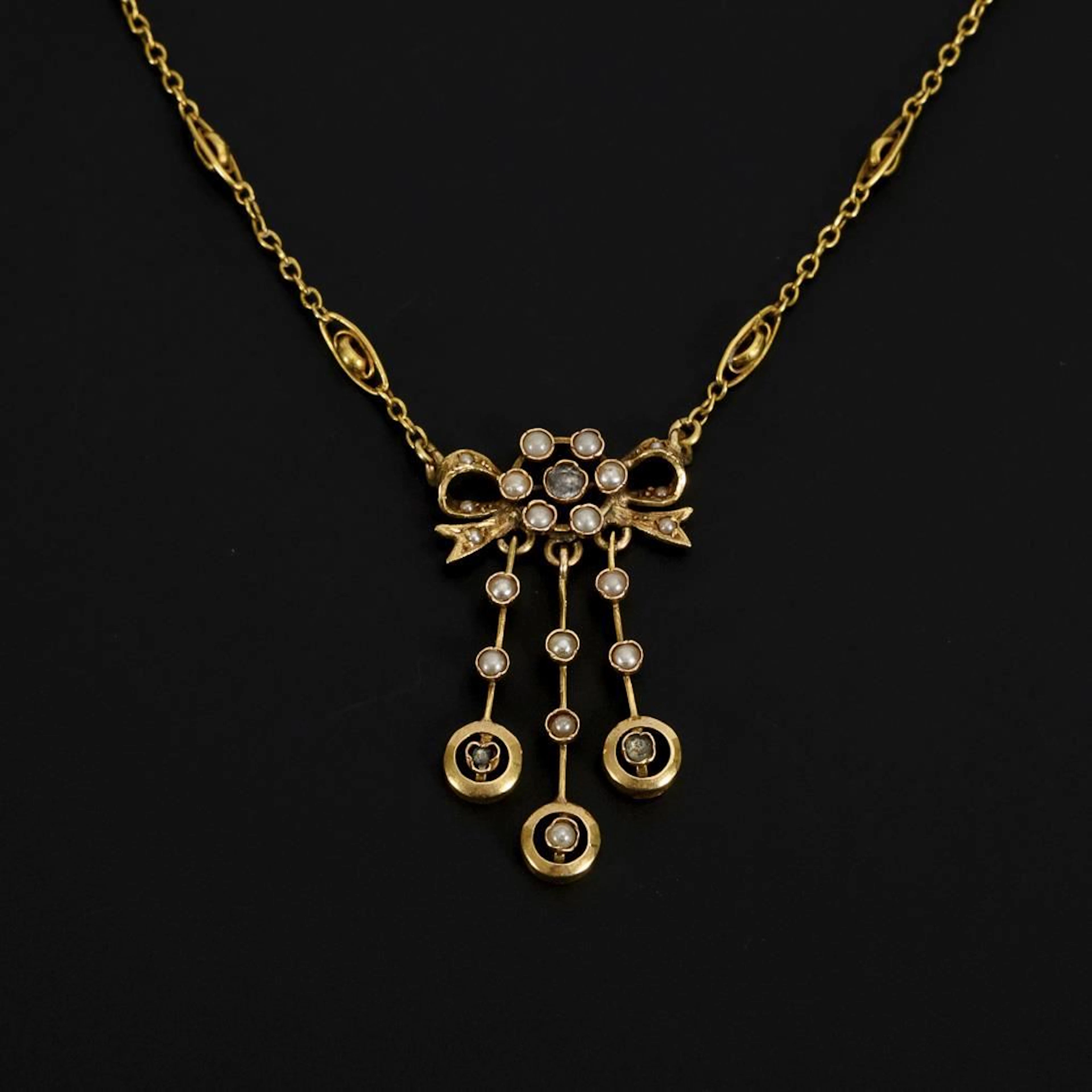 Art Nouveau necklace with 3 pendants.