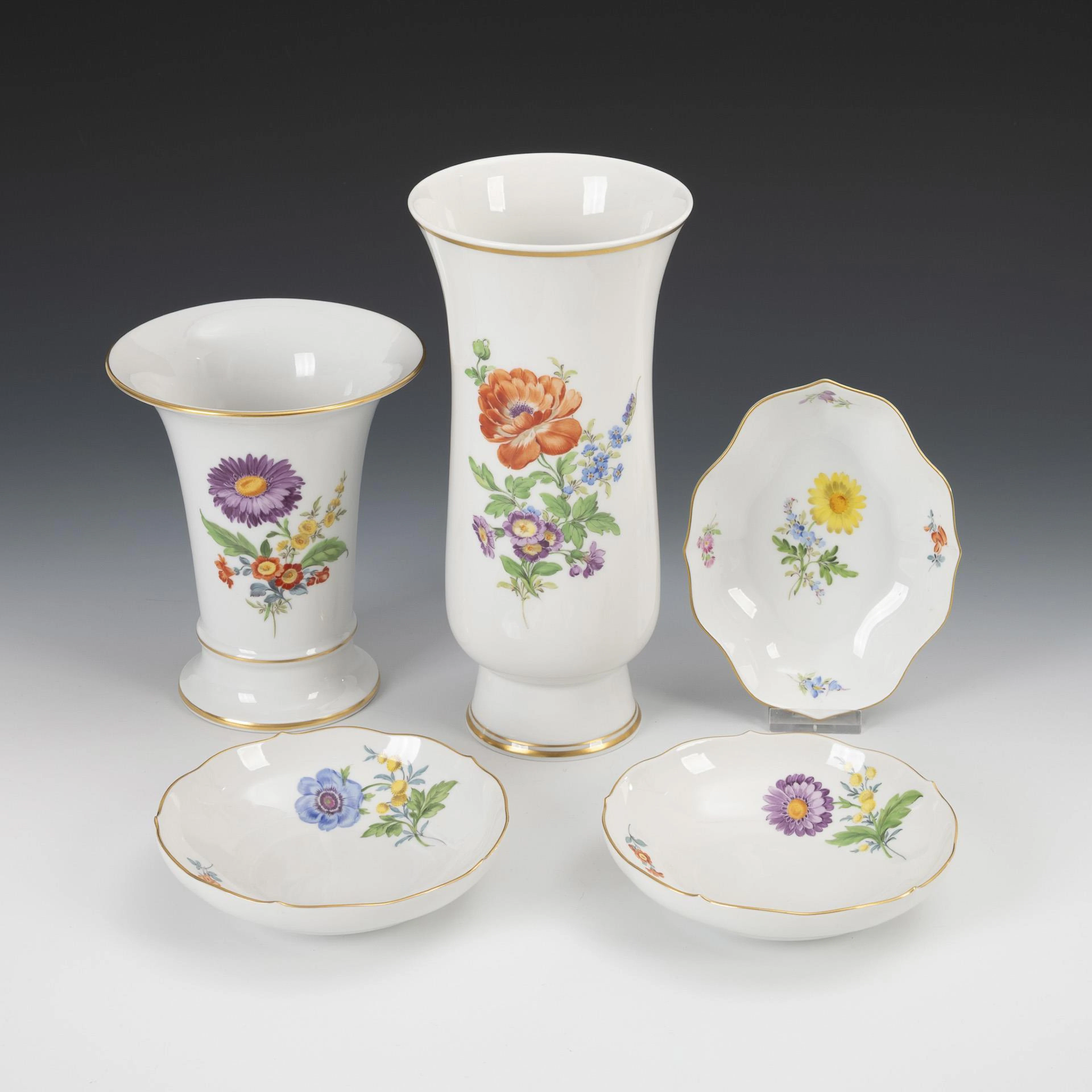 5 porcelains with flower painting. Meissen.