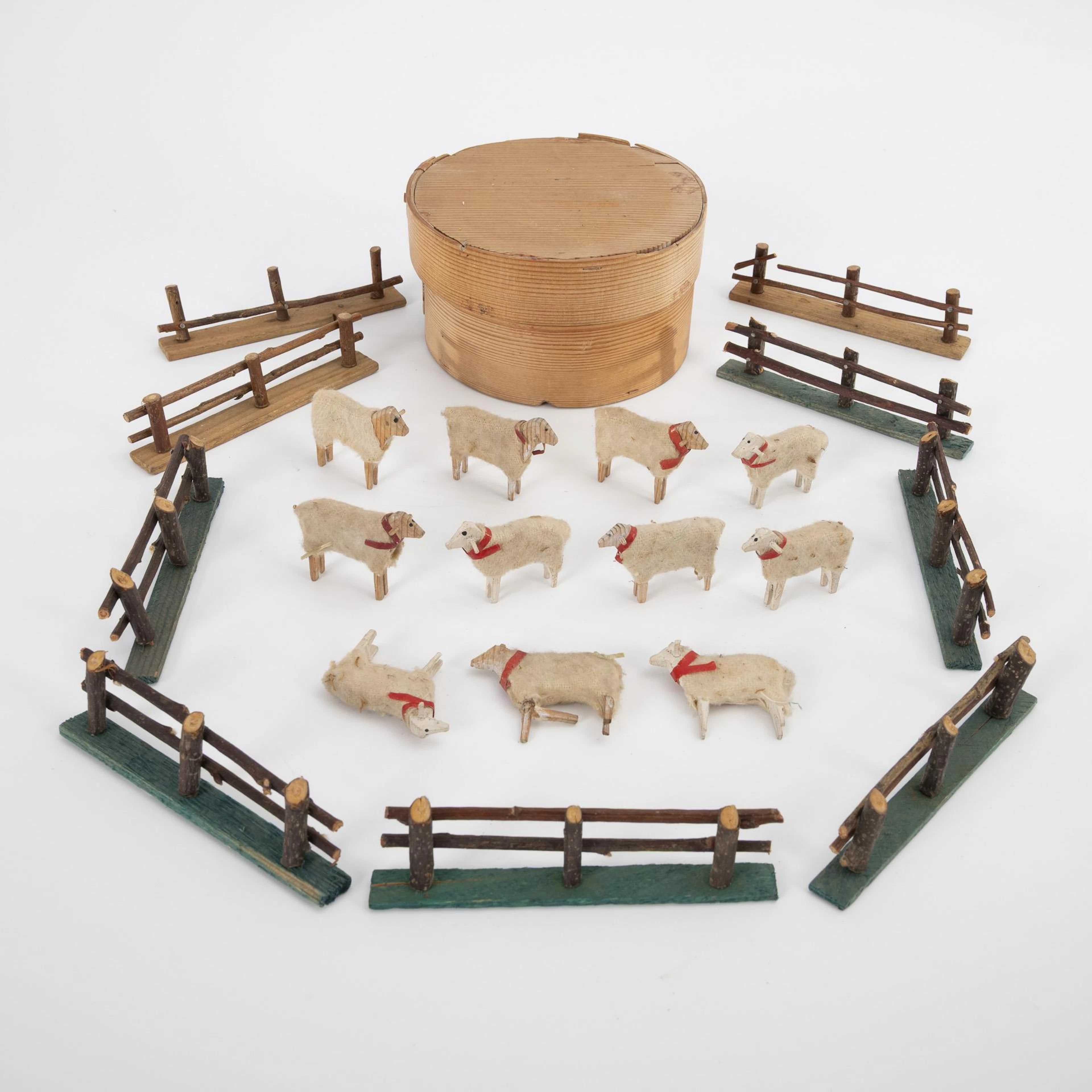 11 sheep in round chipboard box, plus some fences. Erzgebirge.