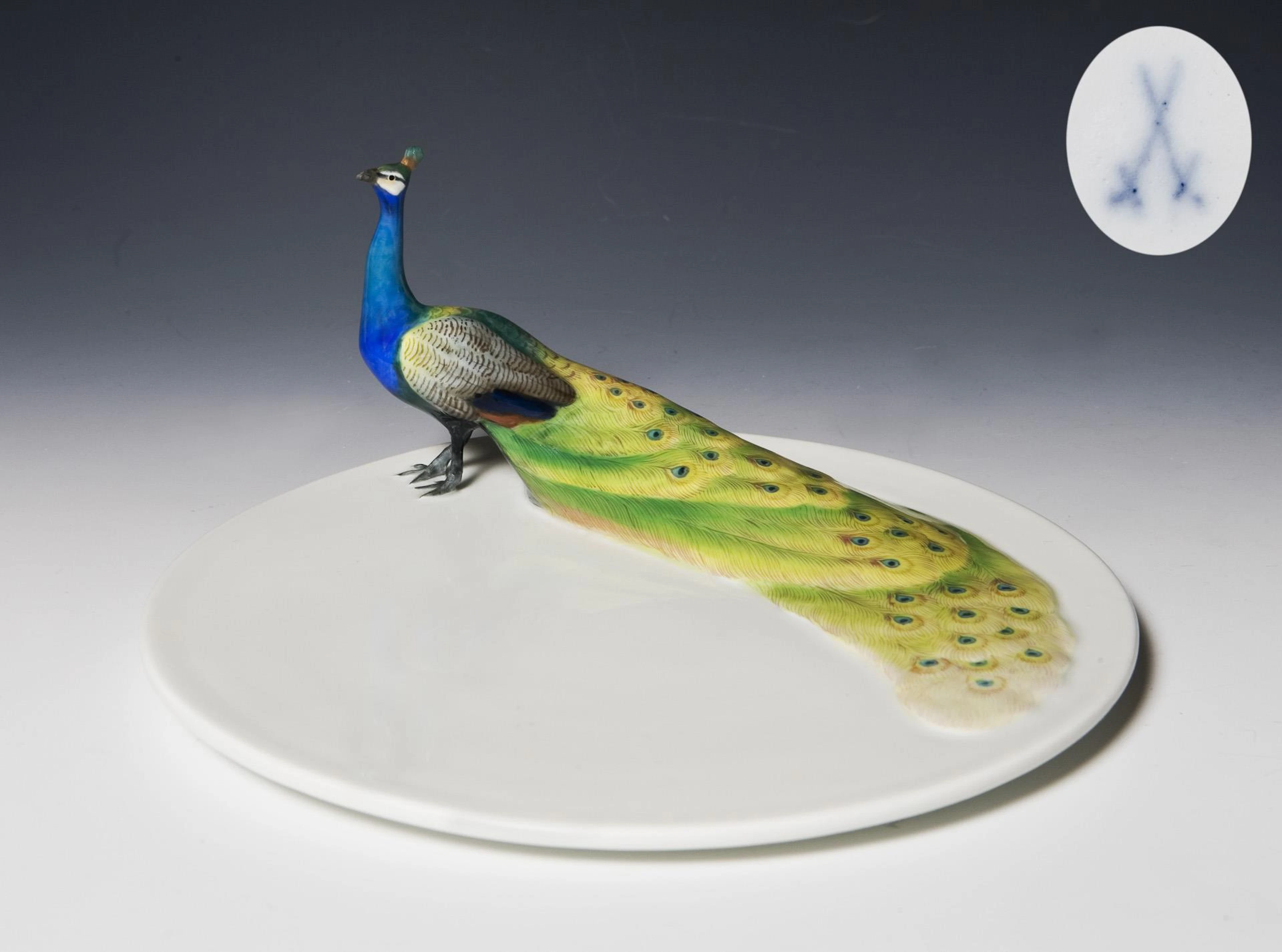 Peacock on plateau. Meissen.