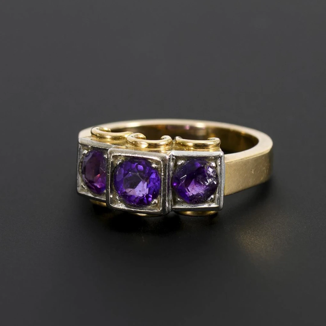 Art Deco ring with amethyst trilogy.