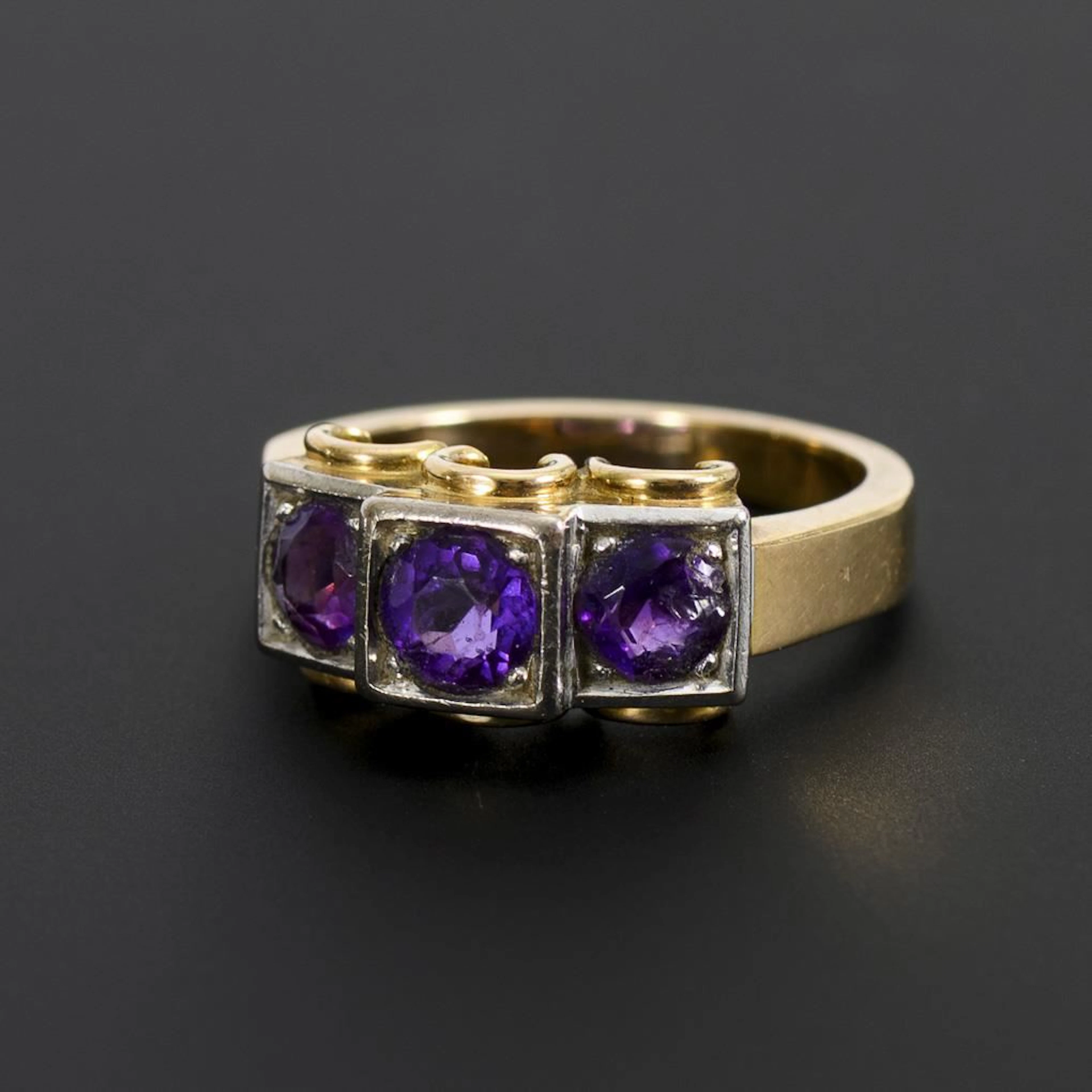 Art Deco ring with amethyst trilogy.