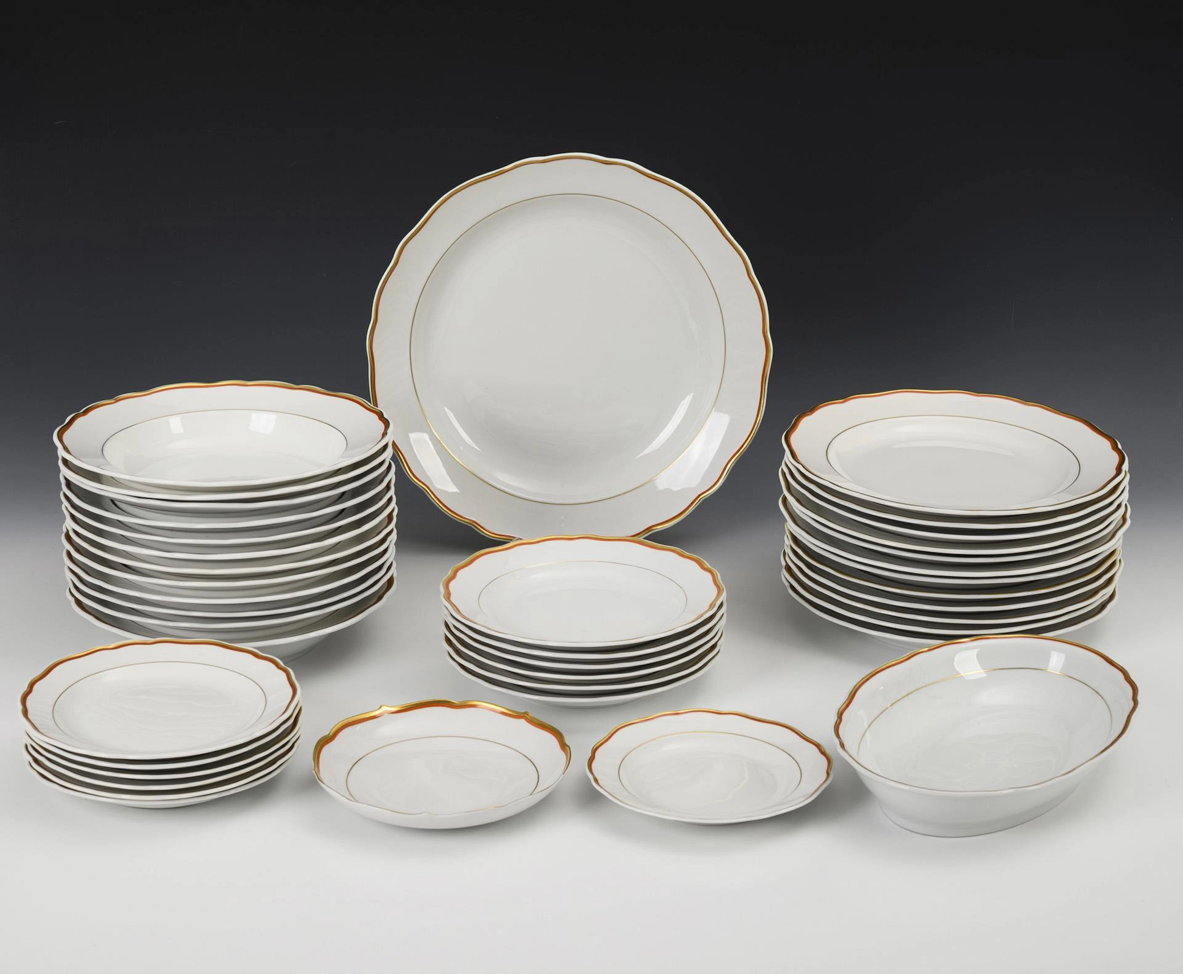 40 pieces of a dinner service with coral rim. Meissen.