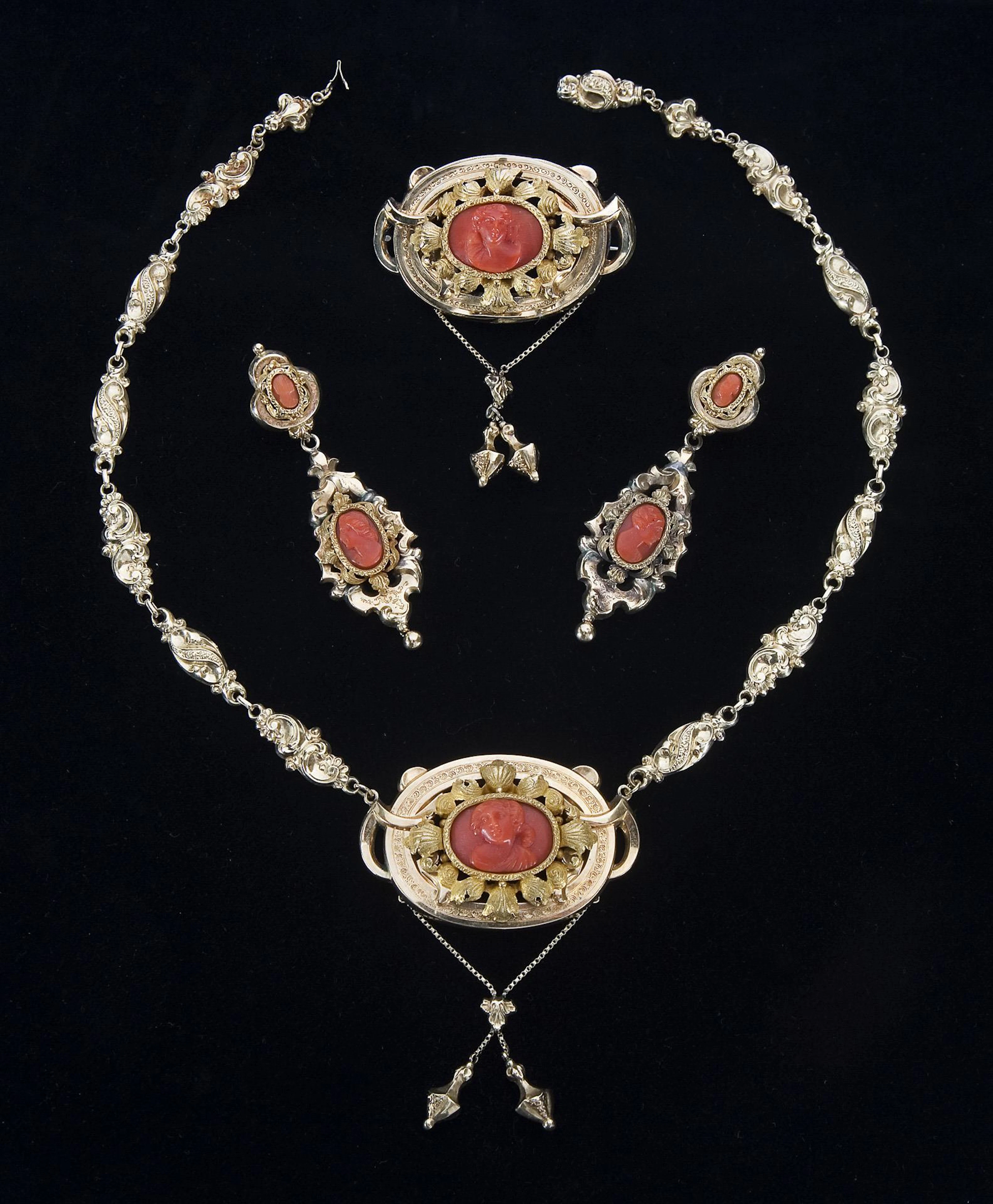 4-piece cameo jewelry set: necklace, brooch, 1 pair of ear clips.